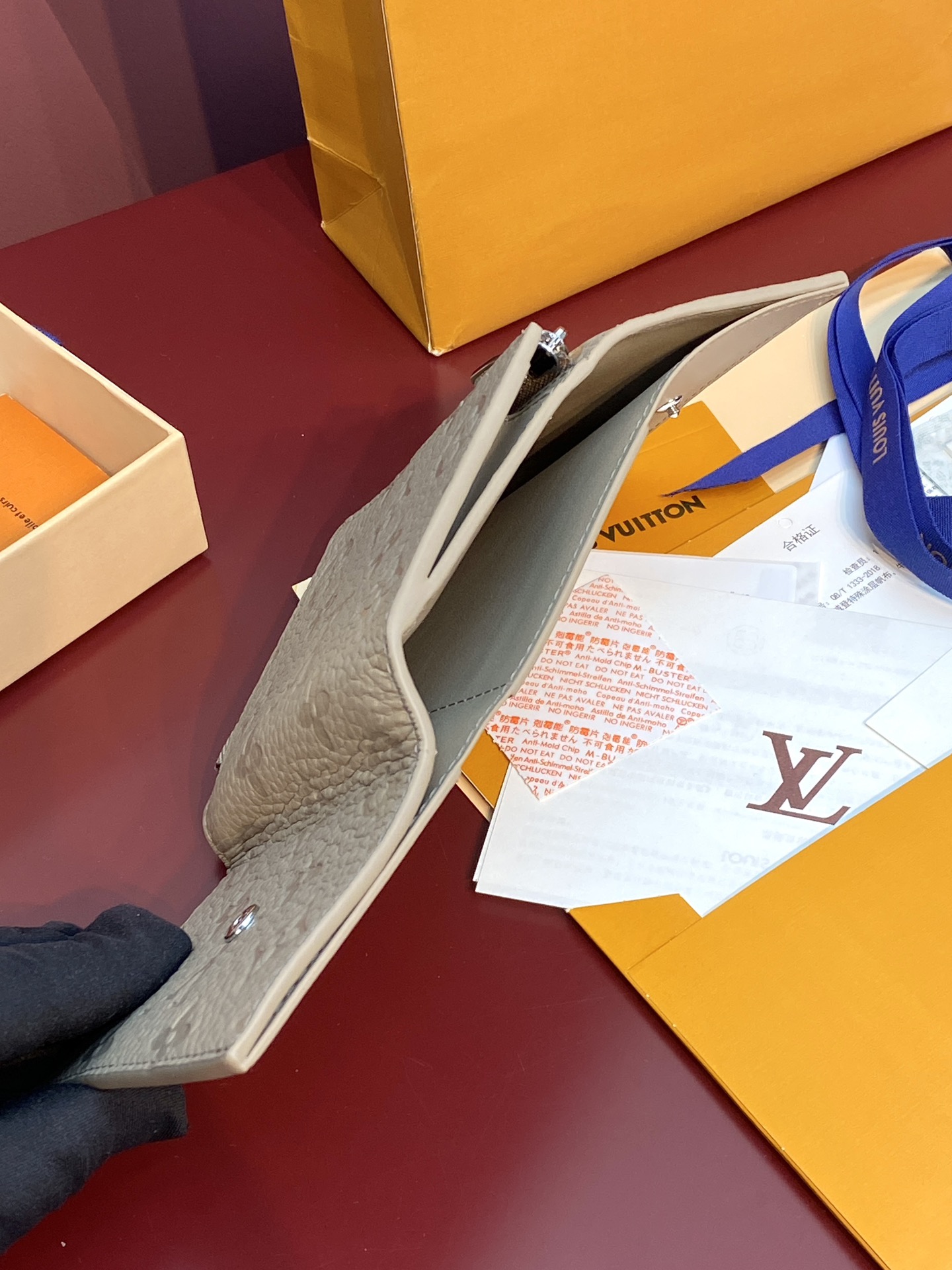  M14143 新灰！本款Slender Pilot飞行员钱包由全粒面Taurillon牛皮制成，饰有低