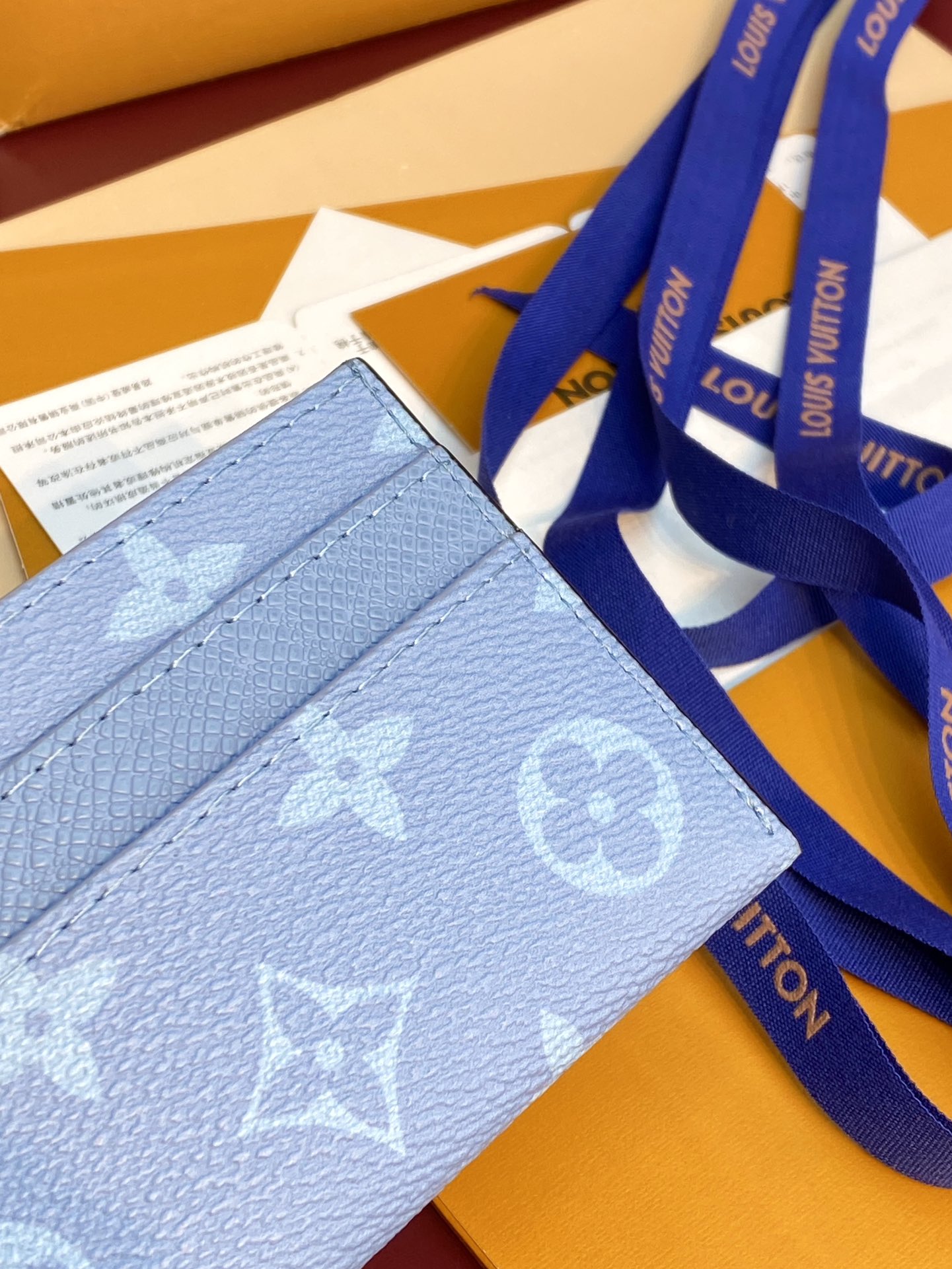  M14119 天空蓝！此款采用全新Monogram Eclipse涂层帆布材质的卡片夹风格靓丽而时髦，