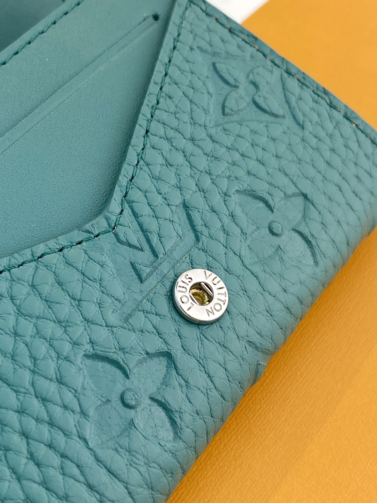  M13891新绿！本款 Envelope 名片夹取材粒面 Monogram 压纹 Taurillon 