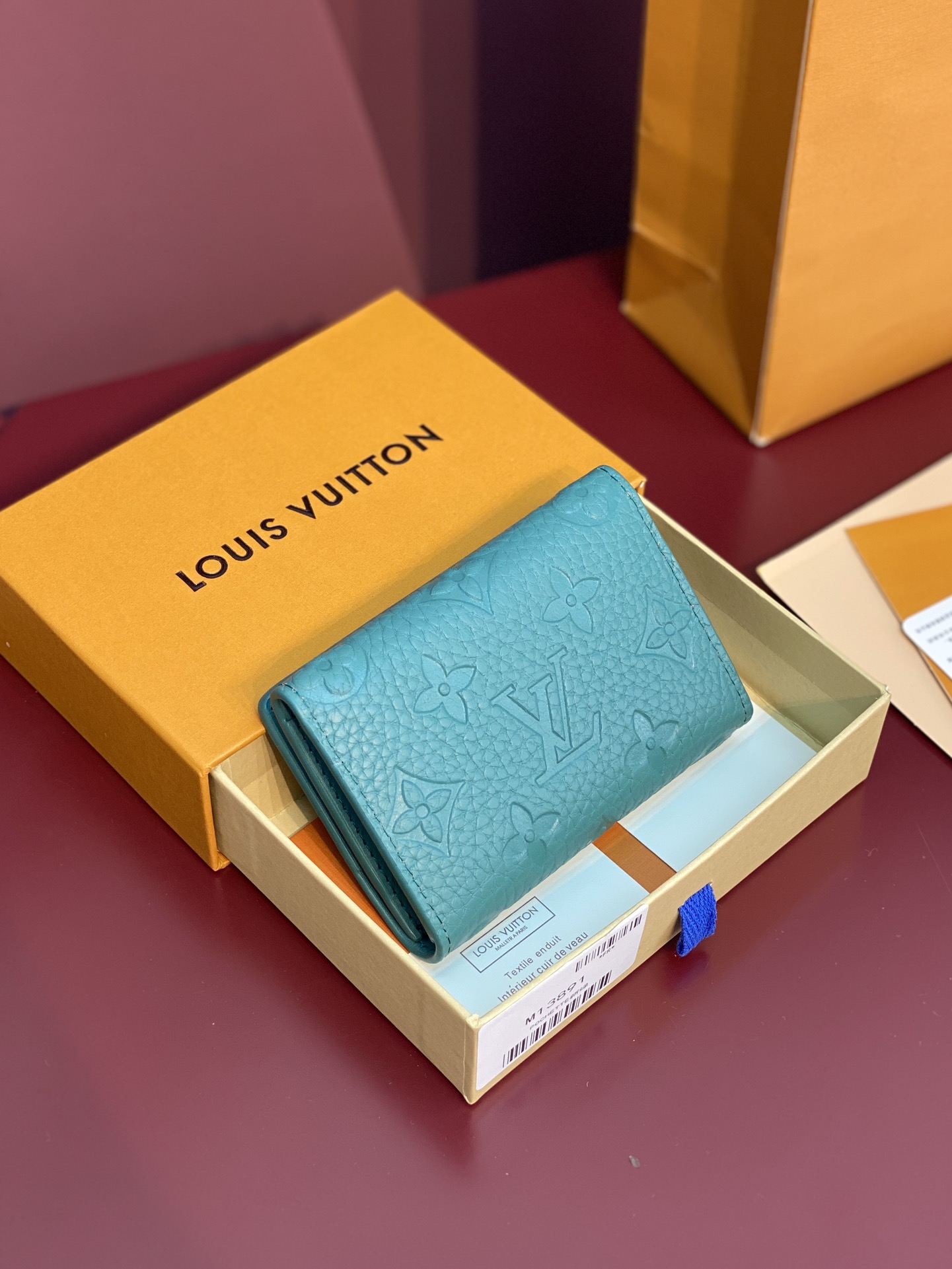  M13891新绿！本款 Envelope 名片夹取材粒面 Monogram 压纹 Taurillon 