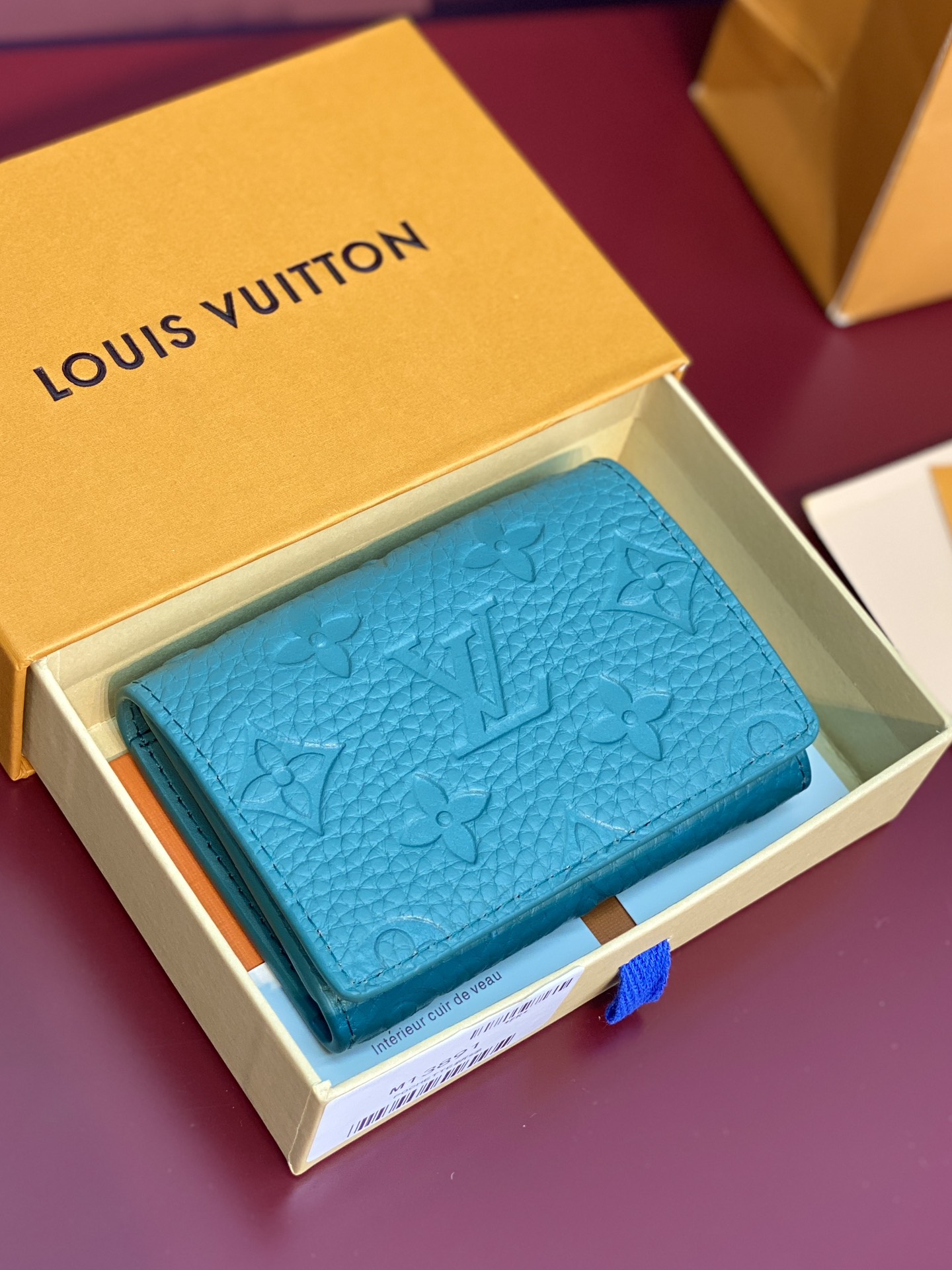  M13891新绿！本款 Envelope 名片夹取材粒面 Monogram 压纹 Taurillon 