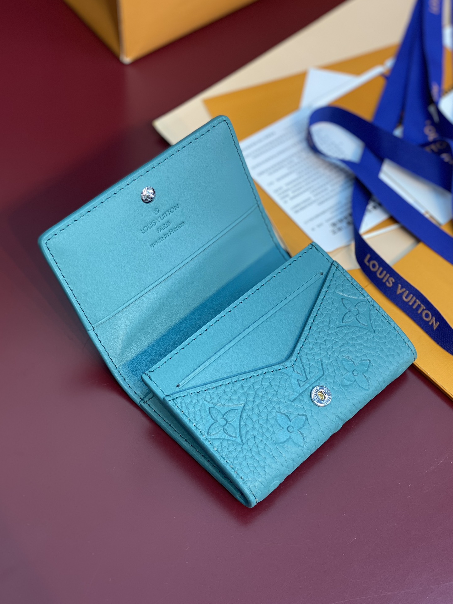  M13891新绿！本款 Envelope 名片夹取材粒面 Monogram 压纹 Taurillon 
