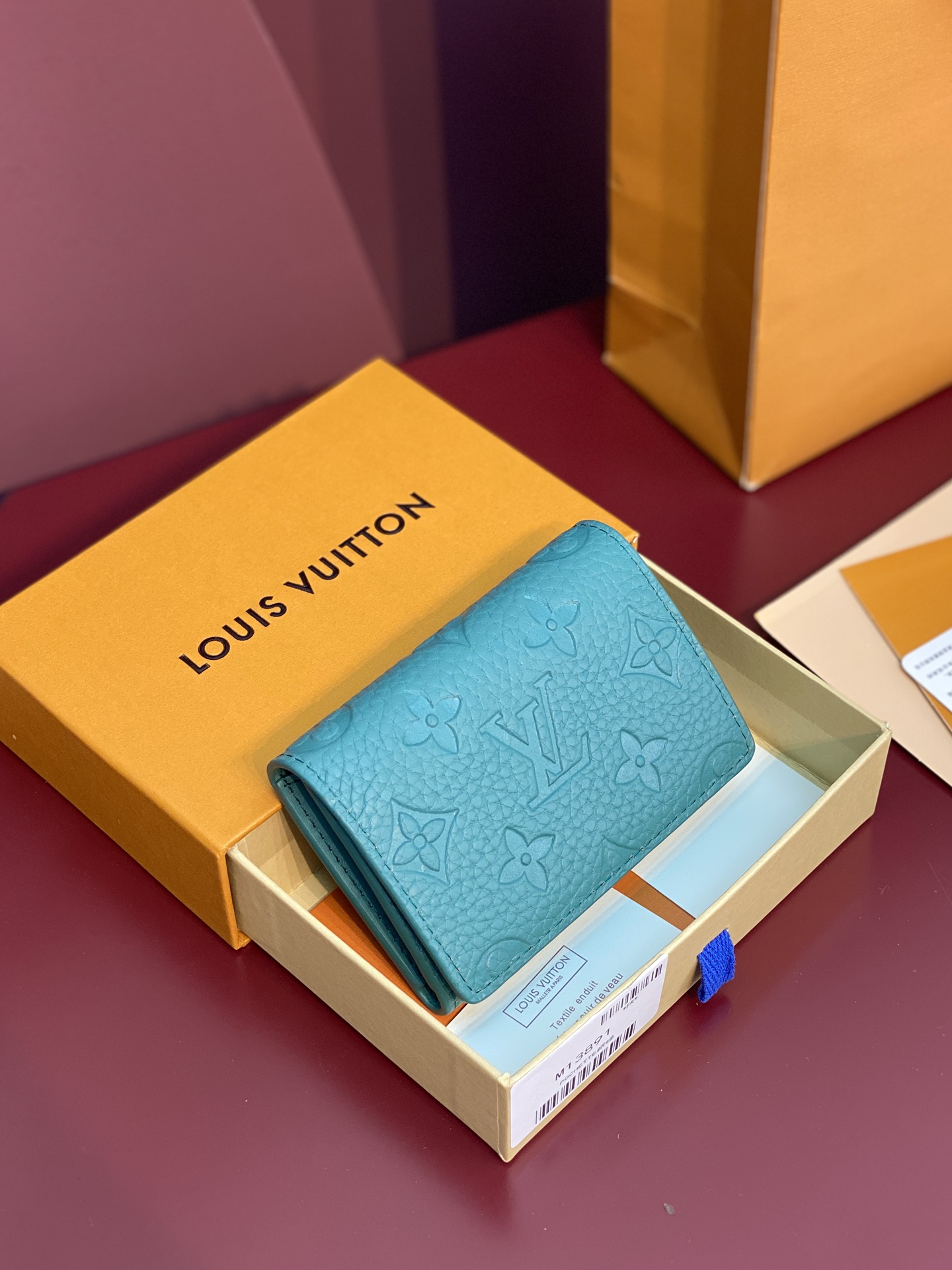  M13891新绿！本款 Envelope 名片夹取材粒面 Monogram 压纹 Taurillon 