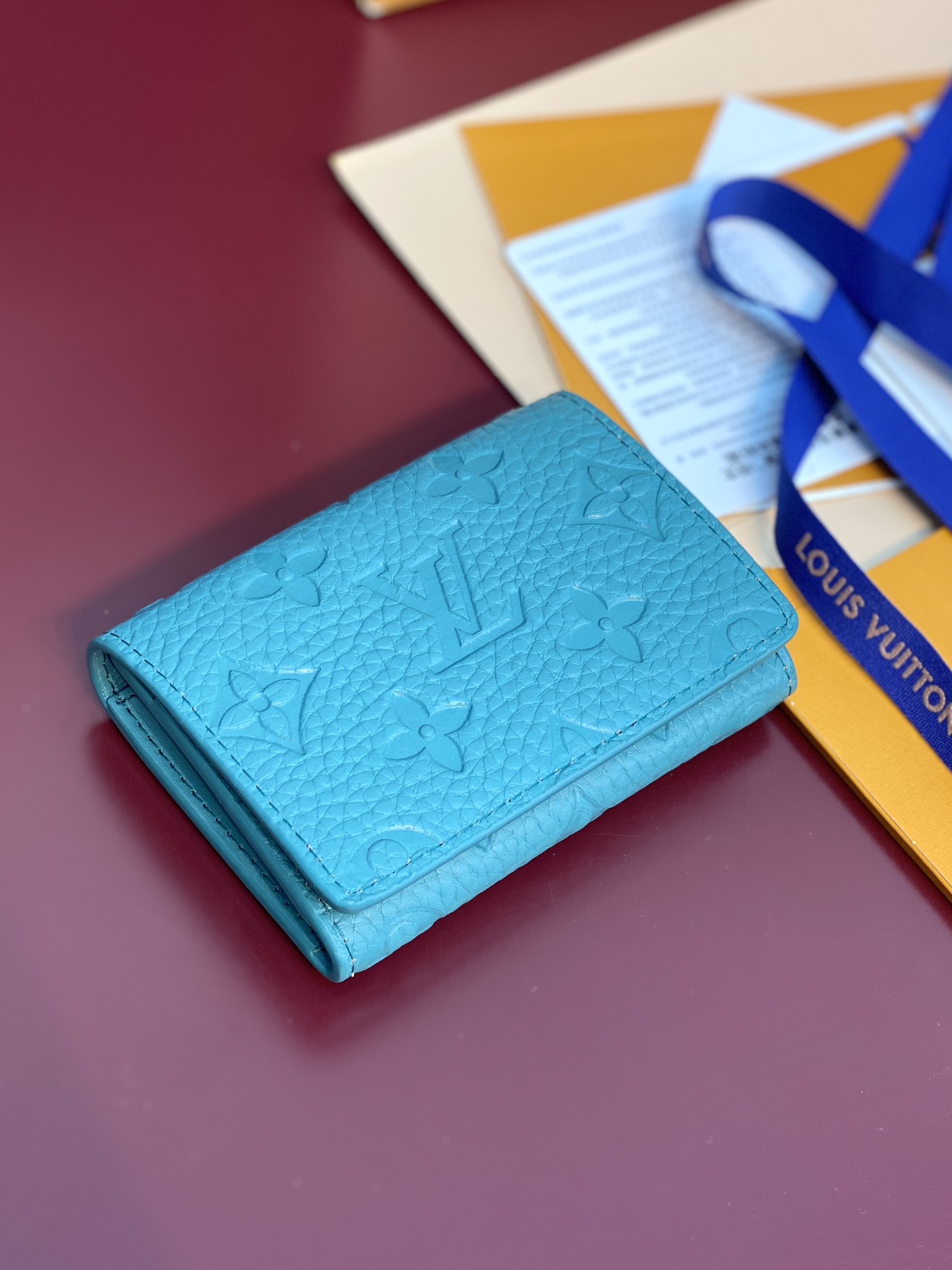  M13891新绿！本款 Envelope 名片夹取材粒面 Monogram 压纹 Taurillon 