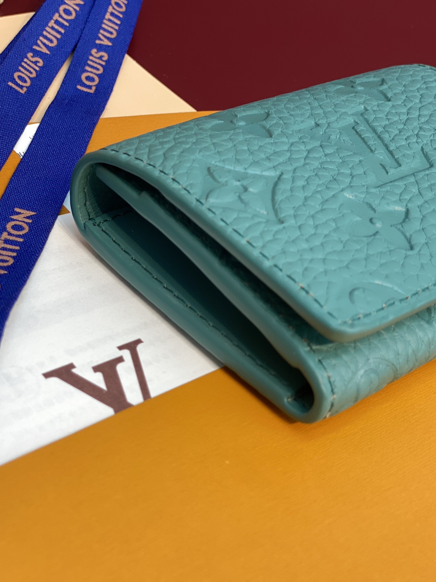  M13891新绿！本款 Envelope 名片夹取材粒面 Monogram 压纹 Taurillon 