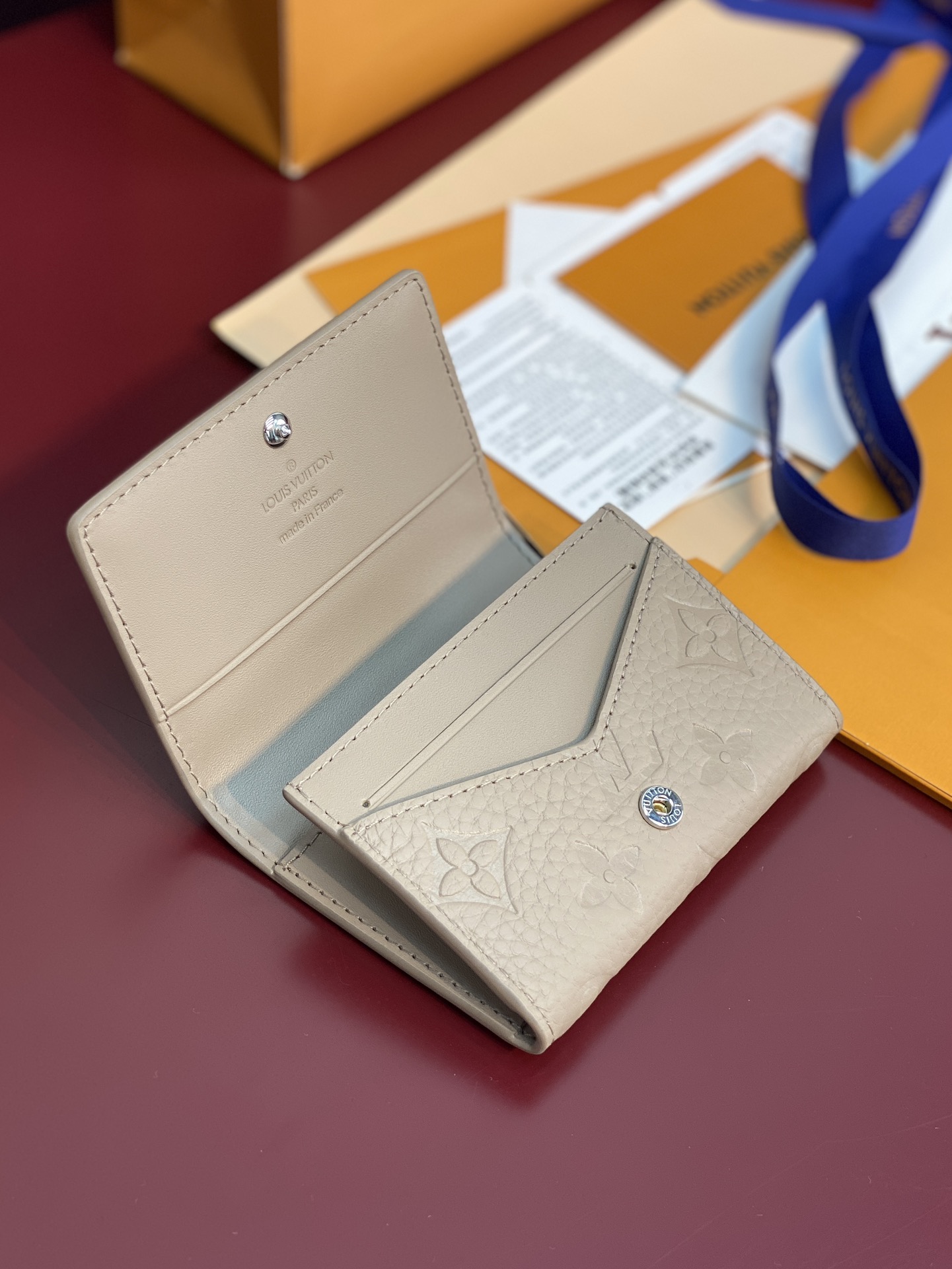  M13891新灰！本款 Envelope 名片夹取材粒面 Monogram 压纹 Taurillon 