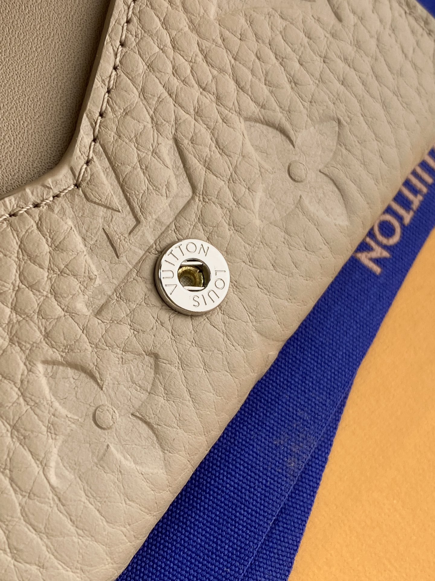  M13891新灰！本款 Envelope 名片夹取材粒面 Monogram 压纹 Taurillon 