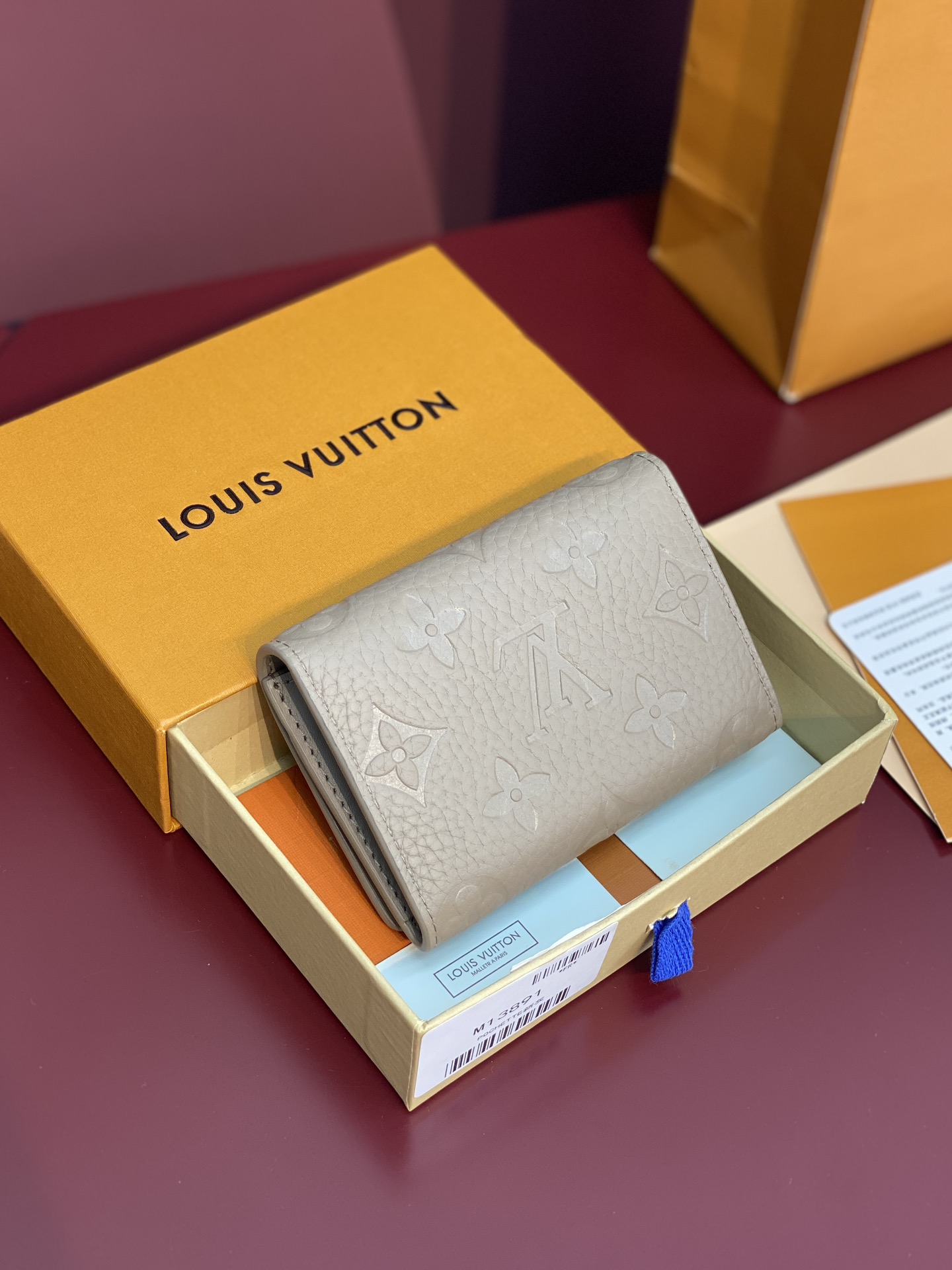  M13891新灰！本款 Envelope 名片夹取材粒面 Monogram 压纹 Taurillon 
