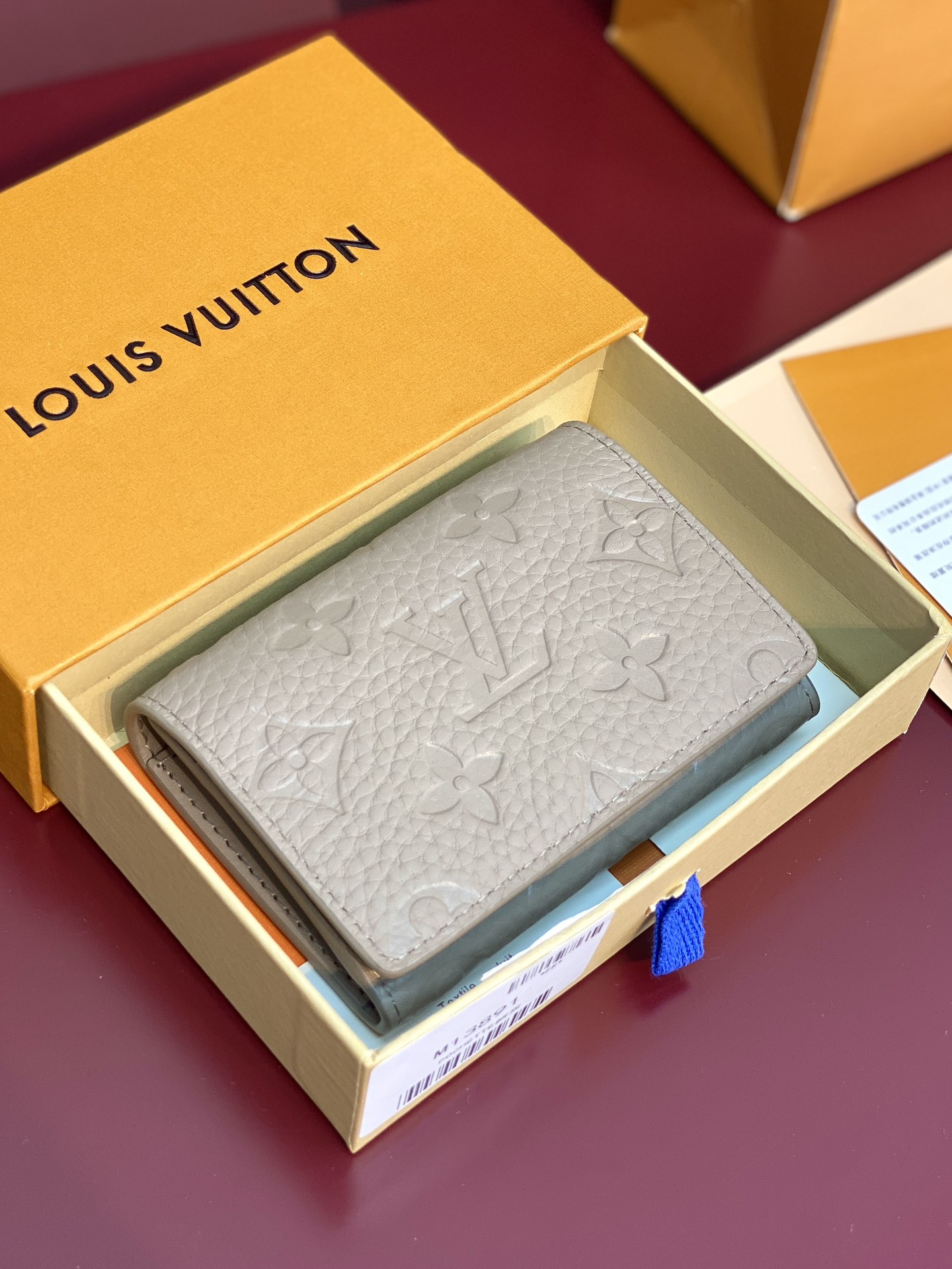  M13891新灰！本款 Envelope 名片夹取材粒面 Monogram 压纹 Taurillon 
