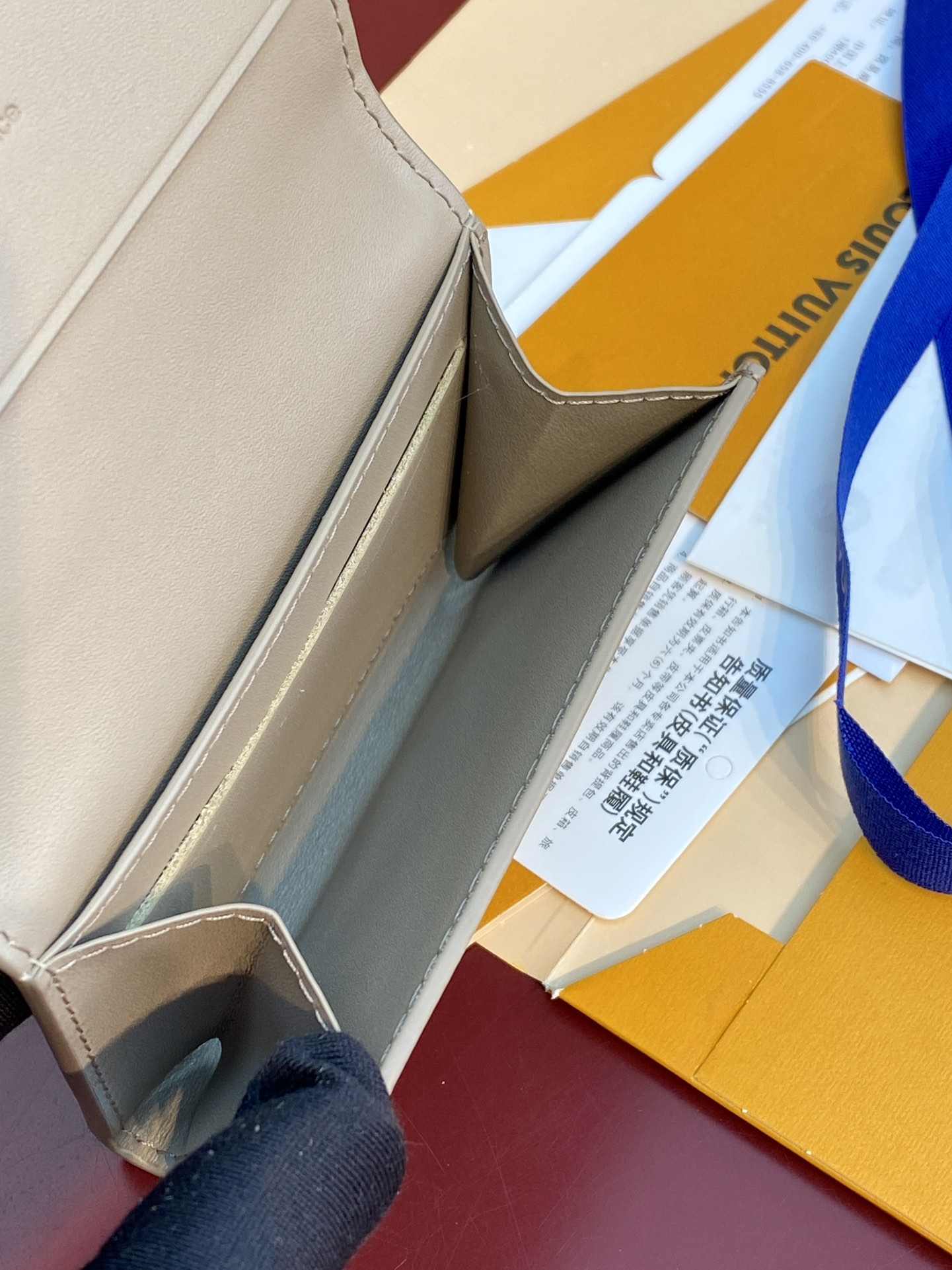  M13891新灰！本款 Envelope 名片夹取材粒面 Monogram 压纹 Taurillon 