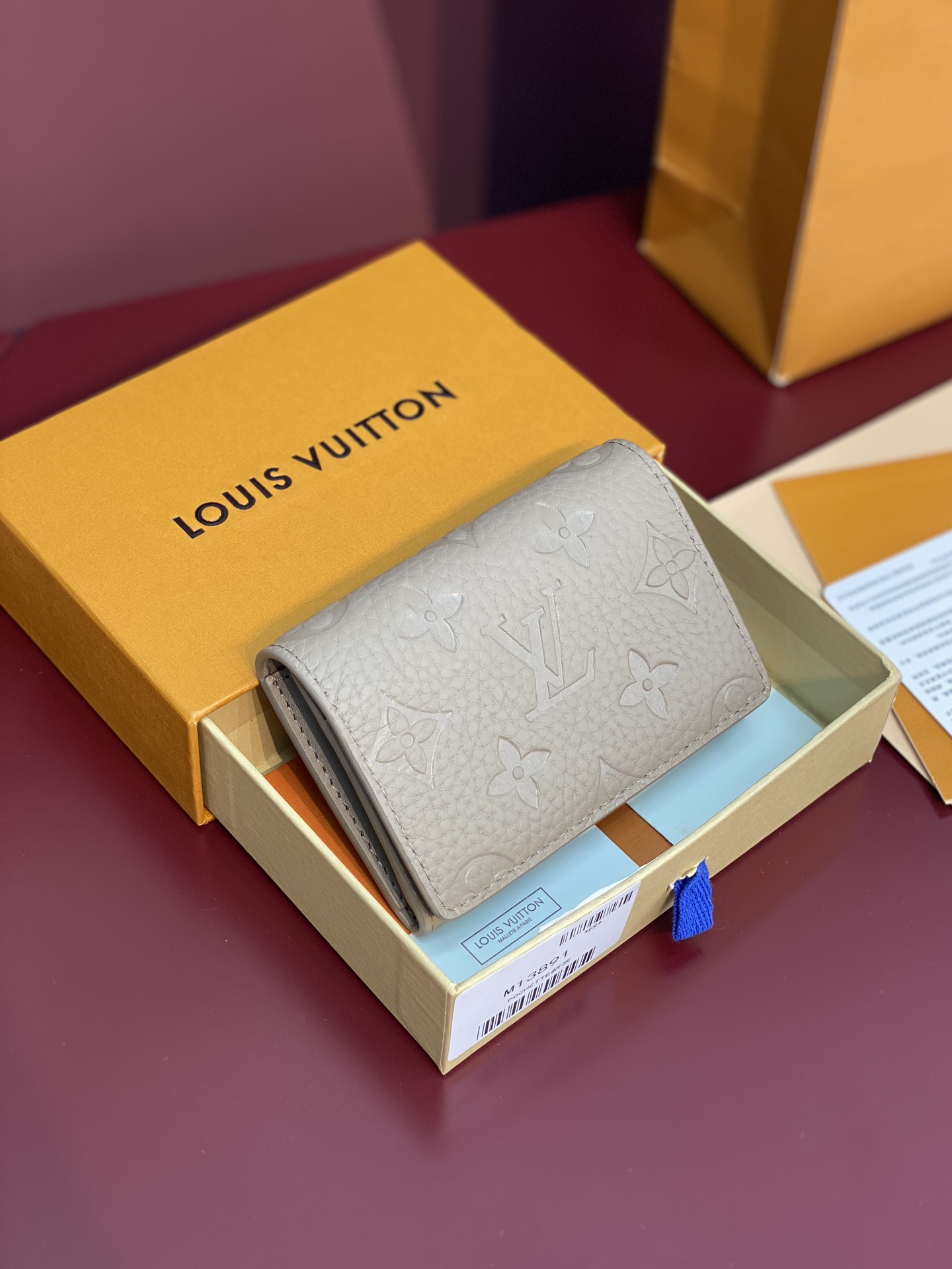  M13891新灰！本款 Envelope 名片夹取材粒面 Monogram 压纹 Taurillon 
