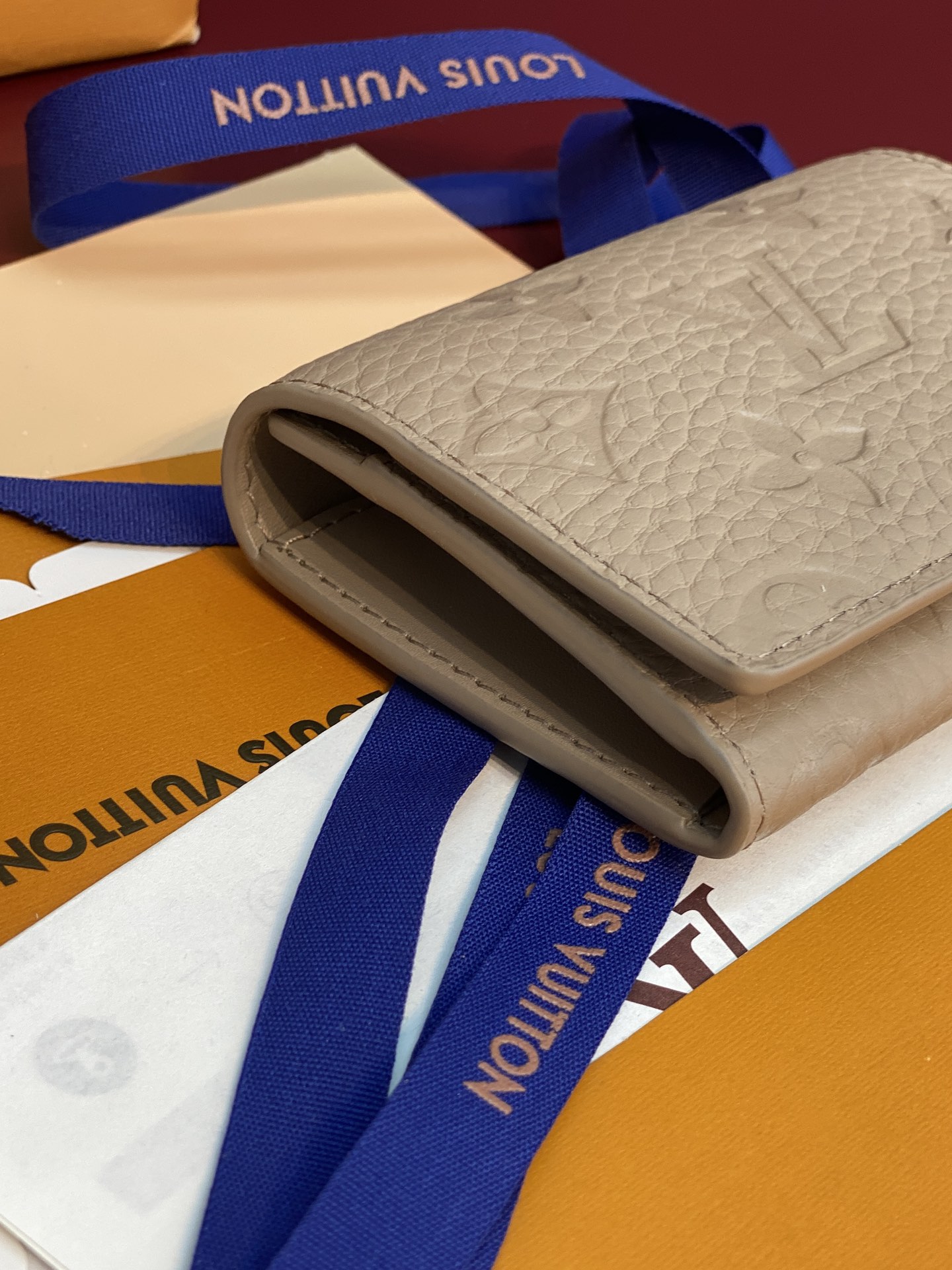  M13891新灰！本款 Envelope 名片夹取材粒面 Monogram 压纹 Taurillon 