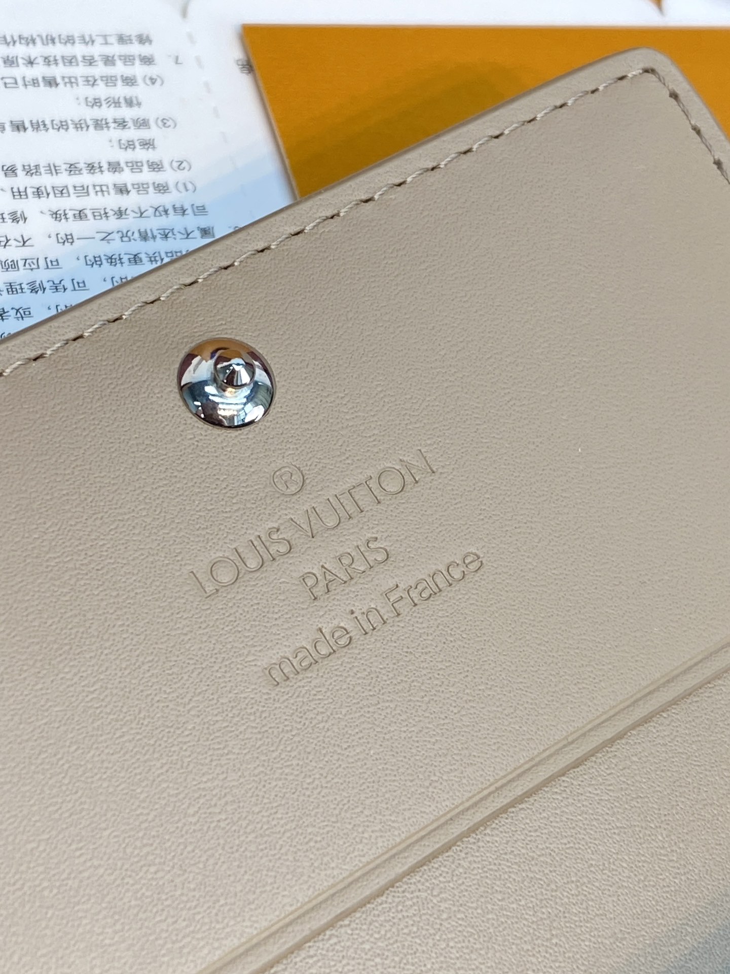  M13891新灰！本款 Envelope 名片夹取材粒面 Monogram 压纹 Taurillon 