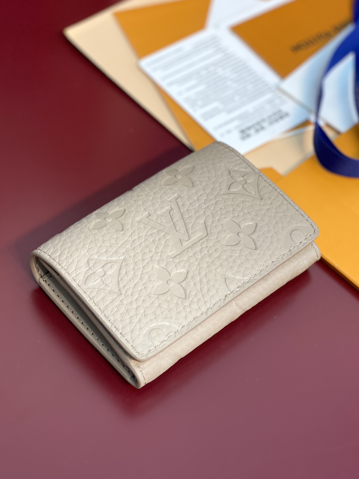 M13891新灰！本款 Envelope 名片夹取材粒面 Monogram 压纹 Taurillon 