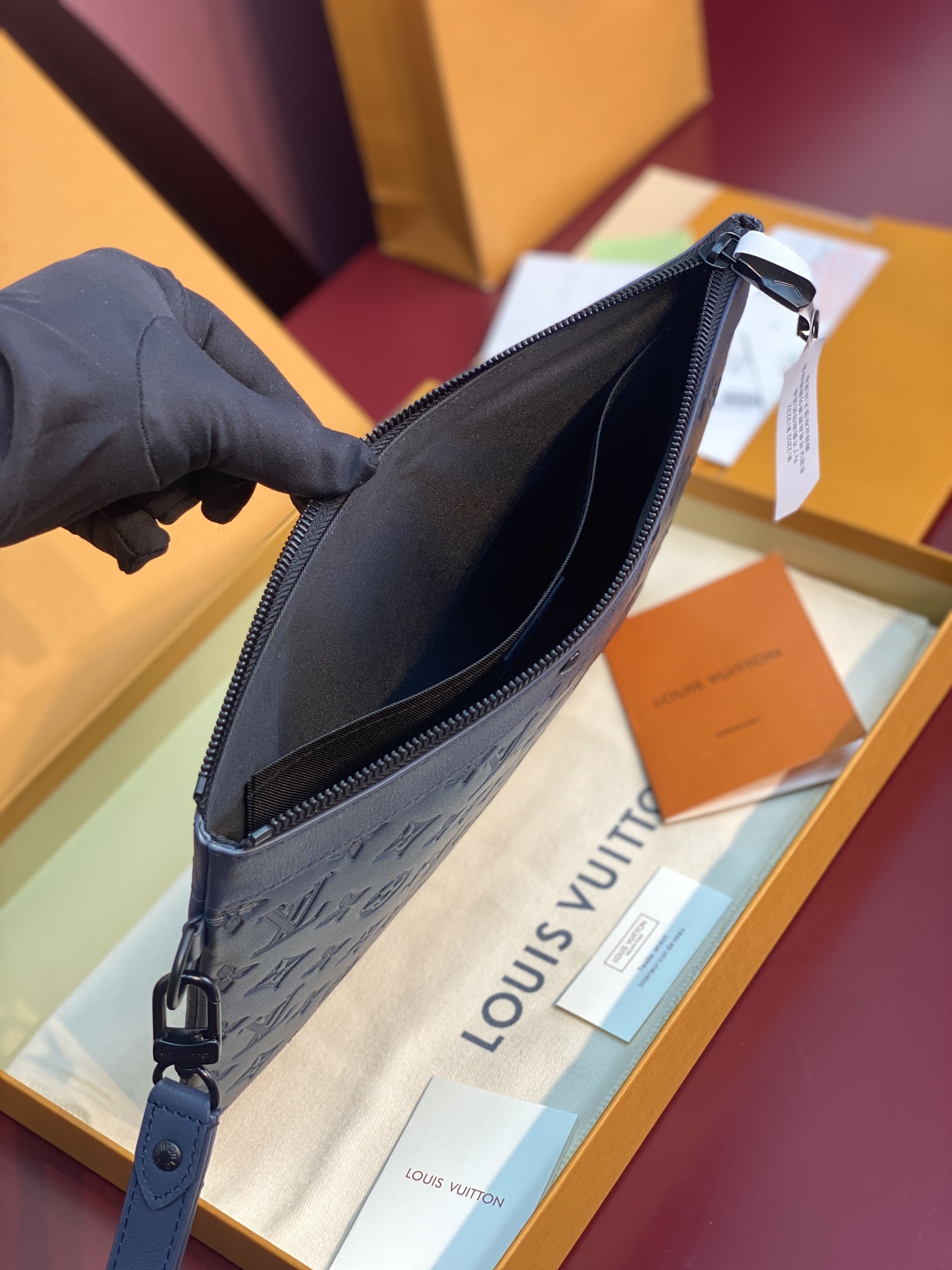  M14914 新压花深蓝！Pochette To-Go 手拿包取材 Monogram Shadow 压