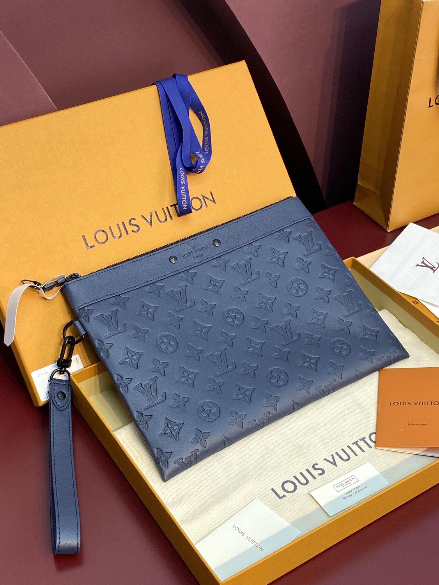  M14914 新压花深蓝！Pochette To-Go 手拿包取材 Monogram Shadow 压