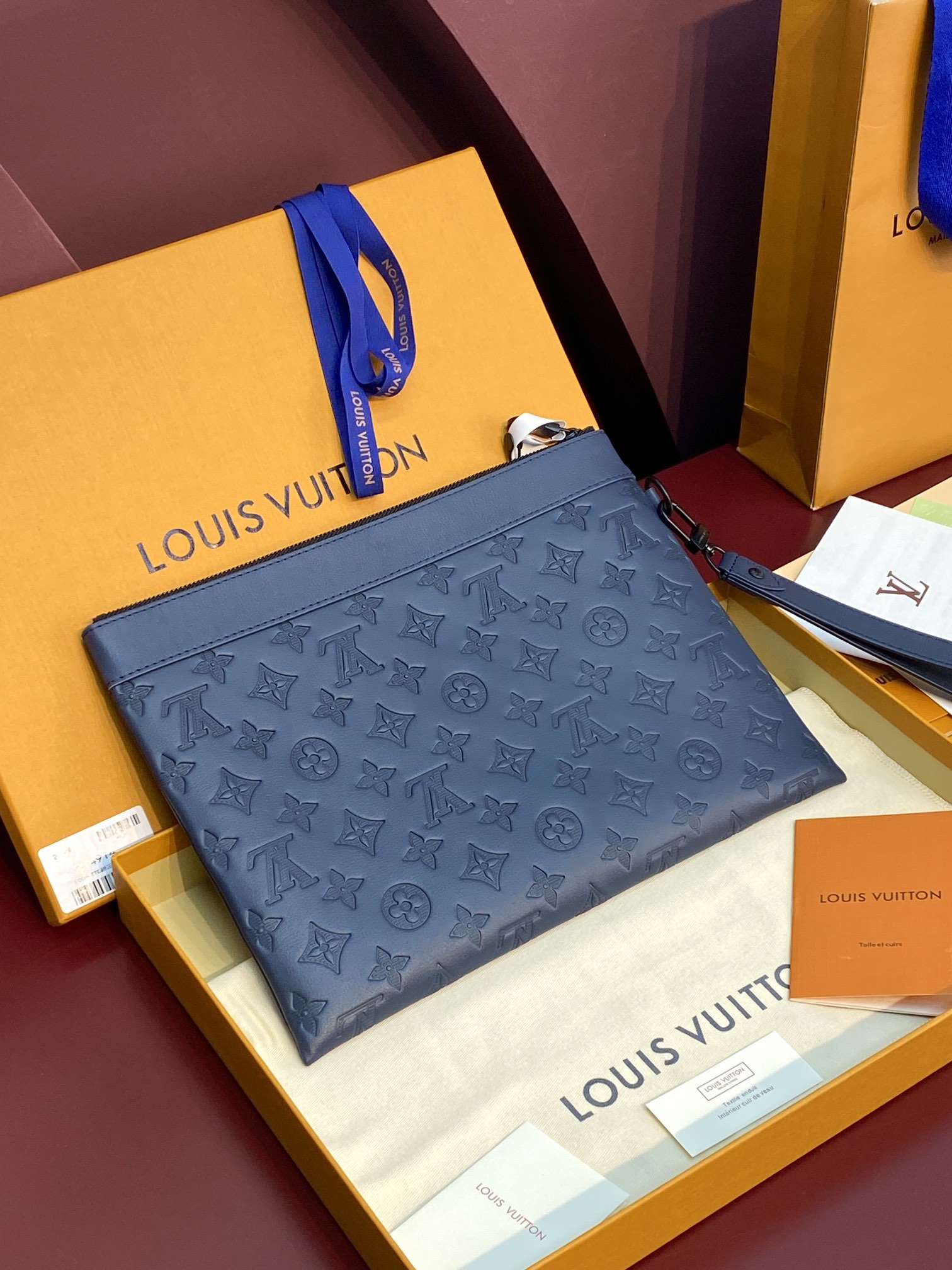  M14914 新压花深蓝！Pochette To-Go 手拿包取材 Monogram Shadow 压
