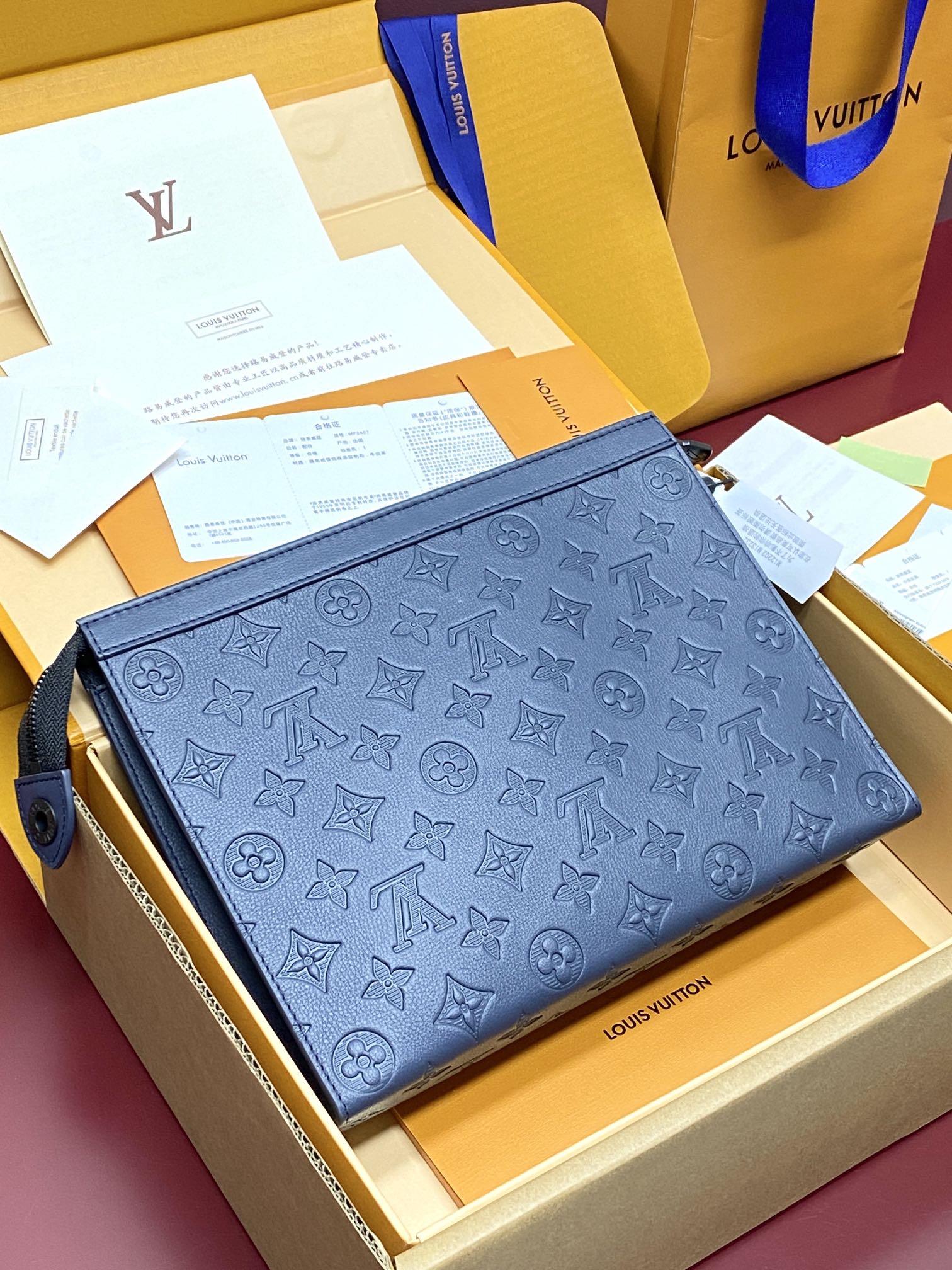  升级版本⚠️M61692  新压花深蓝！POCHETTE VOYAGE 中号手袋全皮由全新标志性黑灰M