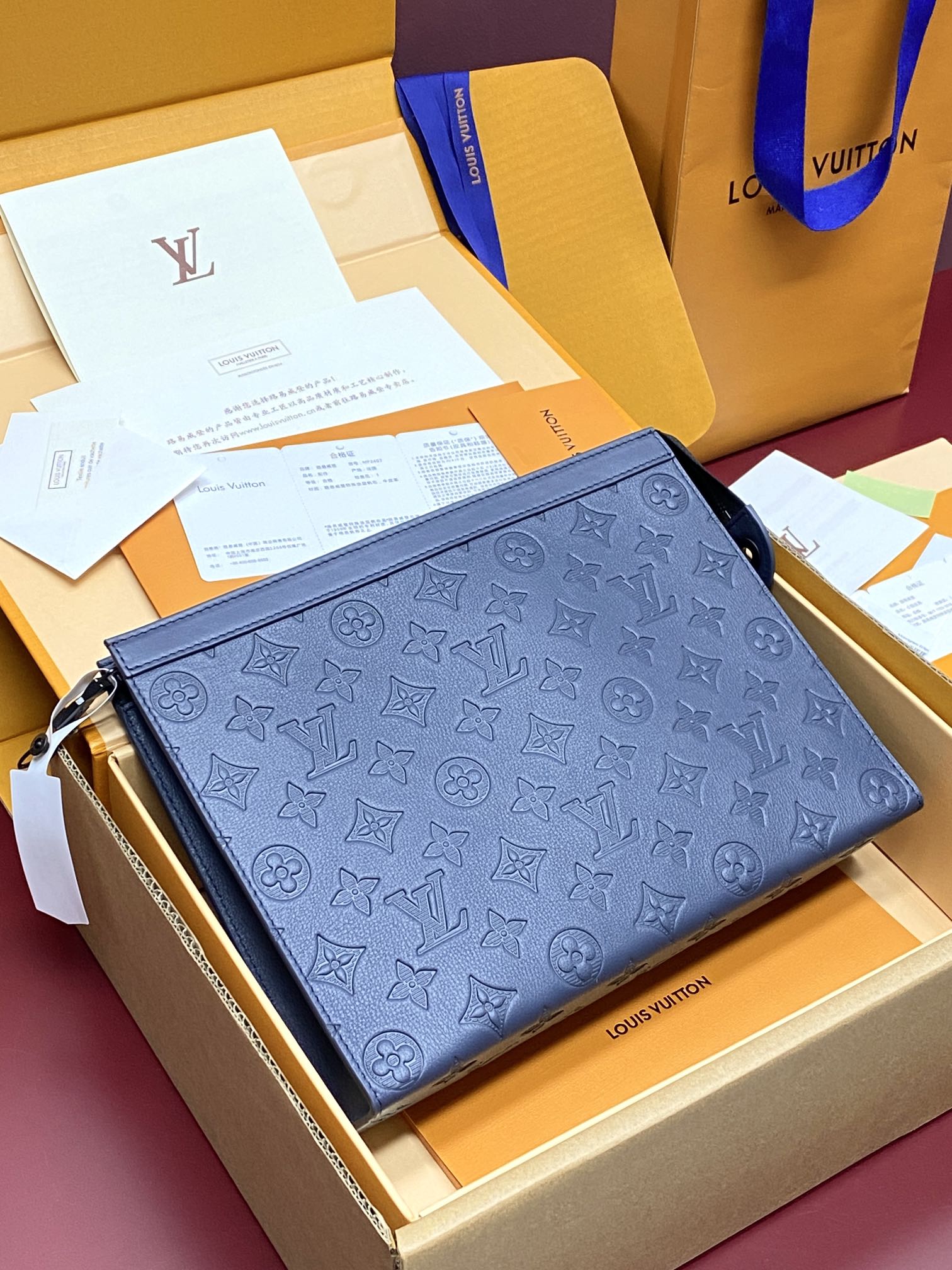  升级版本⚠️M61692  新压花深蓝！POCHETTE VOYAGE 中号手袋全皮由全新标志性黑灰M