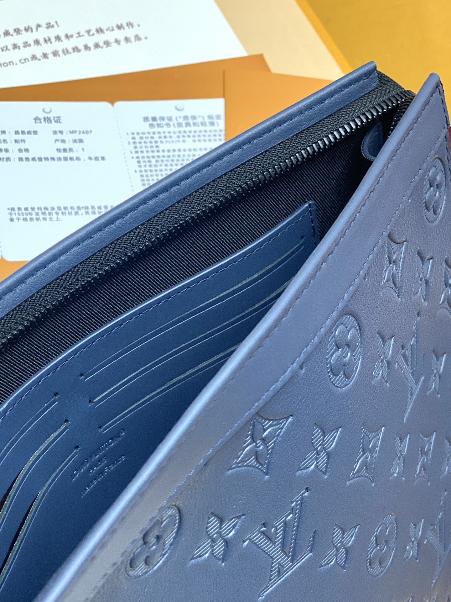  升级版本⚠️M61692  新压花深蓝！POCHETTE VOYAGE 中号手袋全皮由全新标志性黑灰M