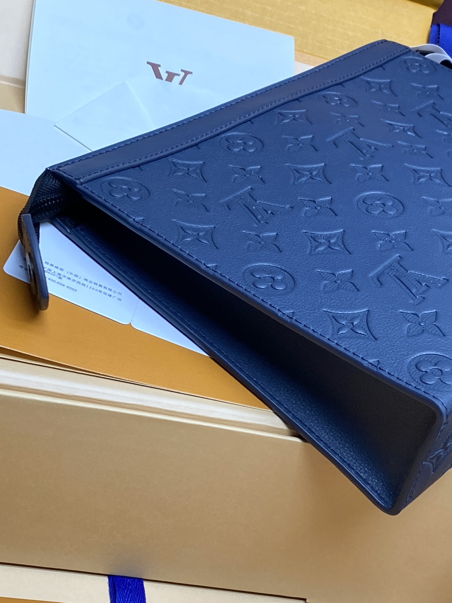  升级版本⚠️M61692  新压花深蓝！POCHETTE VOYAGE 中号手袋全皮由全新标志性黑灰M