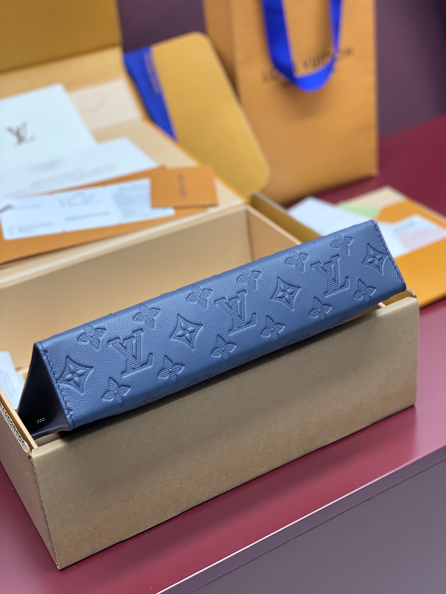  升级版本⚠️M61692  新压花深蓝！POCHETTE VOYAGE 中号手袋全皮由全新标志性黑灰M