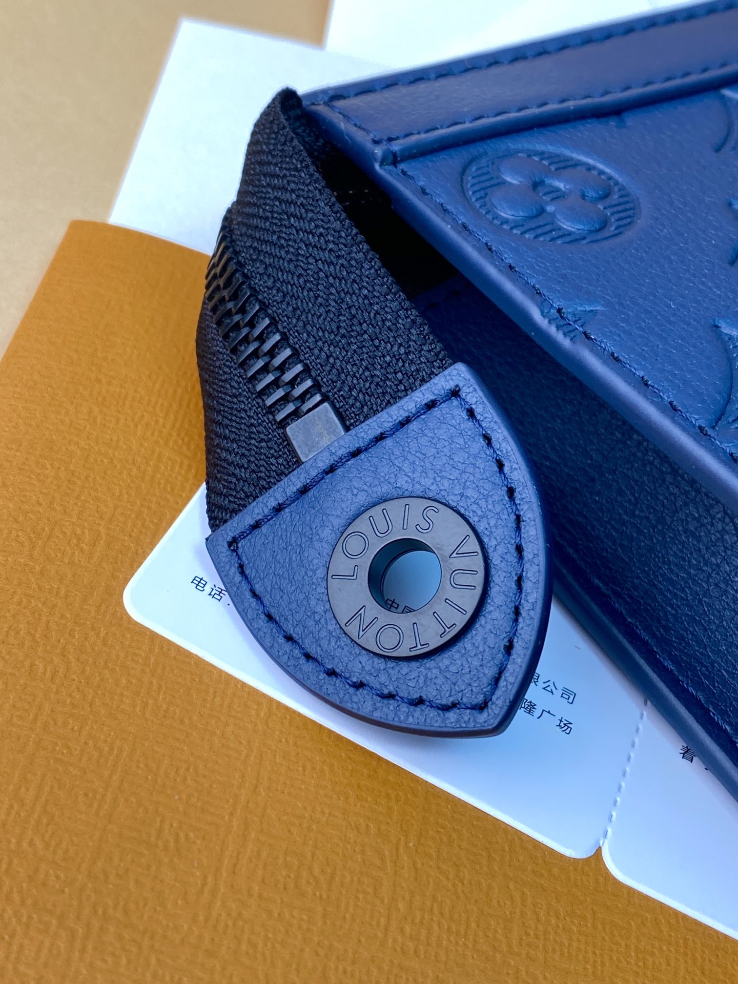  升级版本⚠️M61692  新压花深蓝！POCHETTE VOYAGE 中号手袋全皮由全新标志性黑灰M