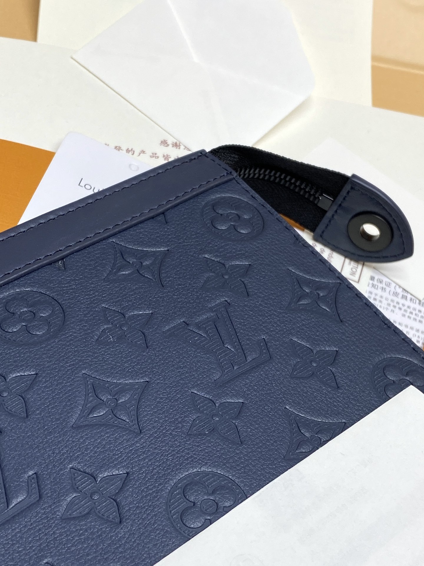  升级版本⚠️M61692  新压花深蓝！POCHETTE VOYAGE 中号手袋全皮由全新标志性黑灰M
