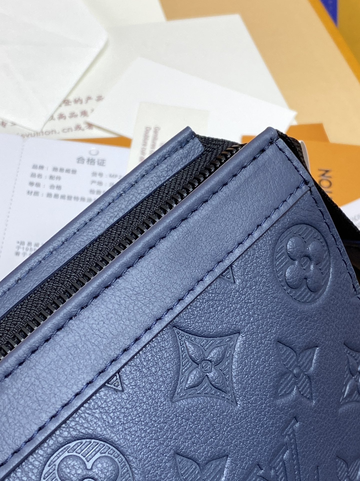  升级版本⚠️M61692  新压花深蓝！POCHETTE VOYAGE 中号手袋全皮由全新标志性黑灰M