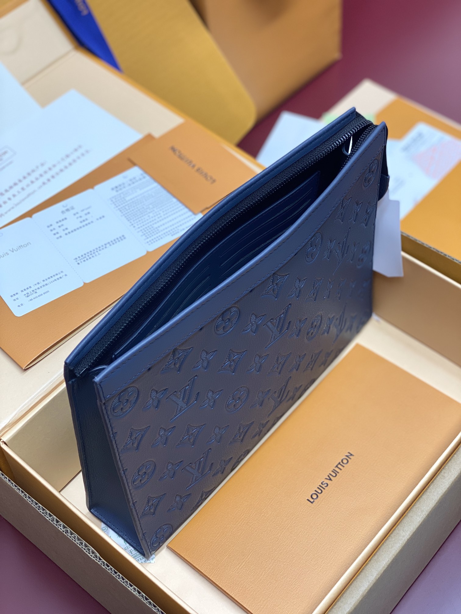  升级版本⚠️M61692  新压花深蓝！POCHETTE VOYAGE 中号手袋全皮由全新标志性黑灰M