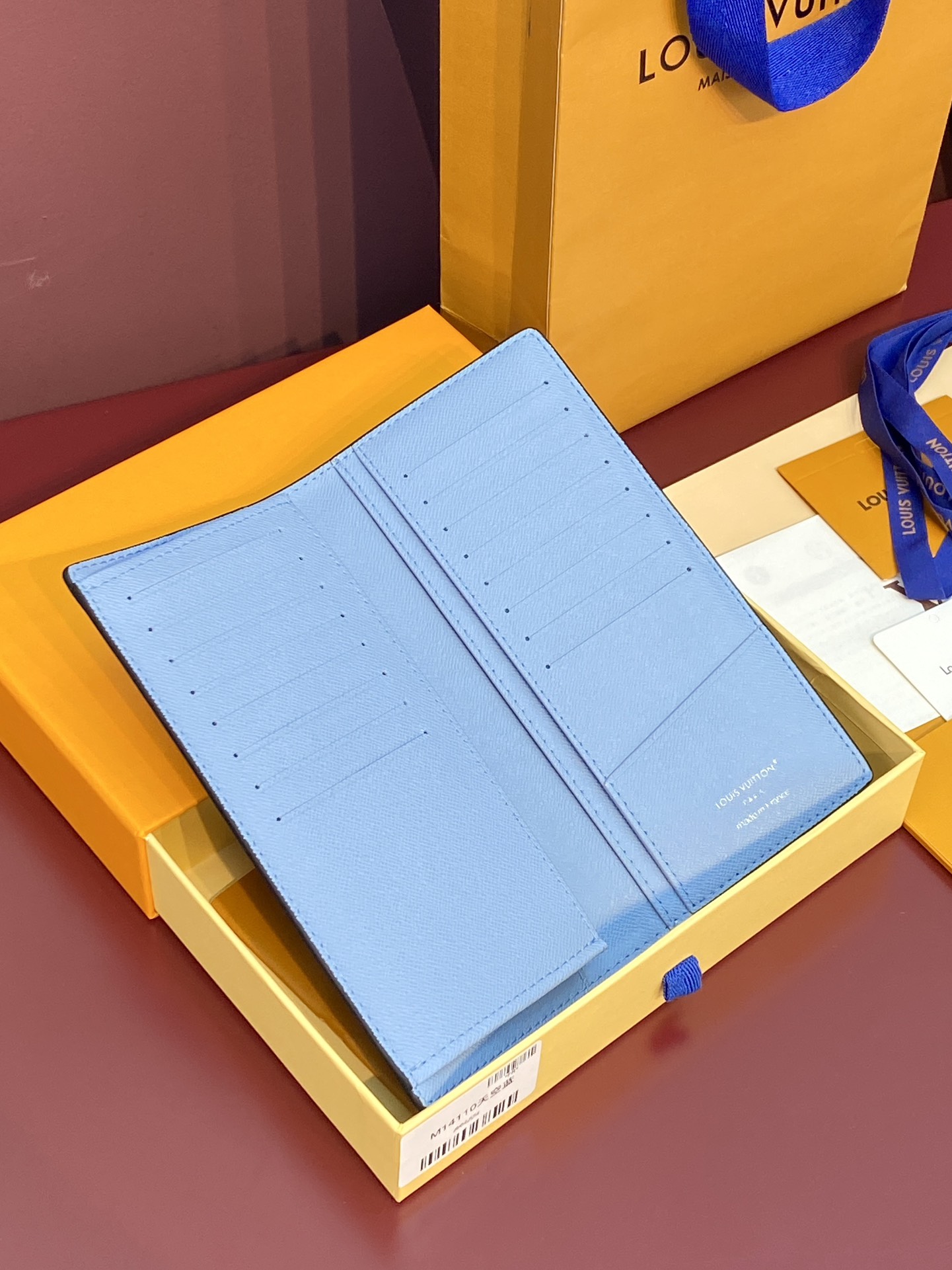  M14110 天空蓝！Brazza長型錢包以色彩絢麗的Monogram塗層帆布搭配色調相襯的Taïga