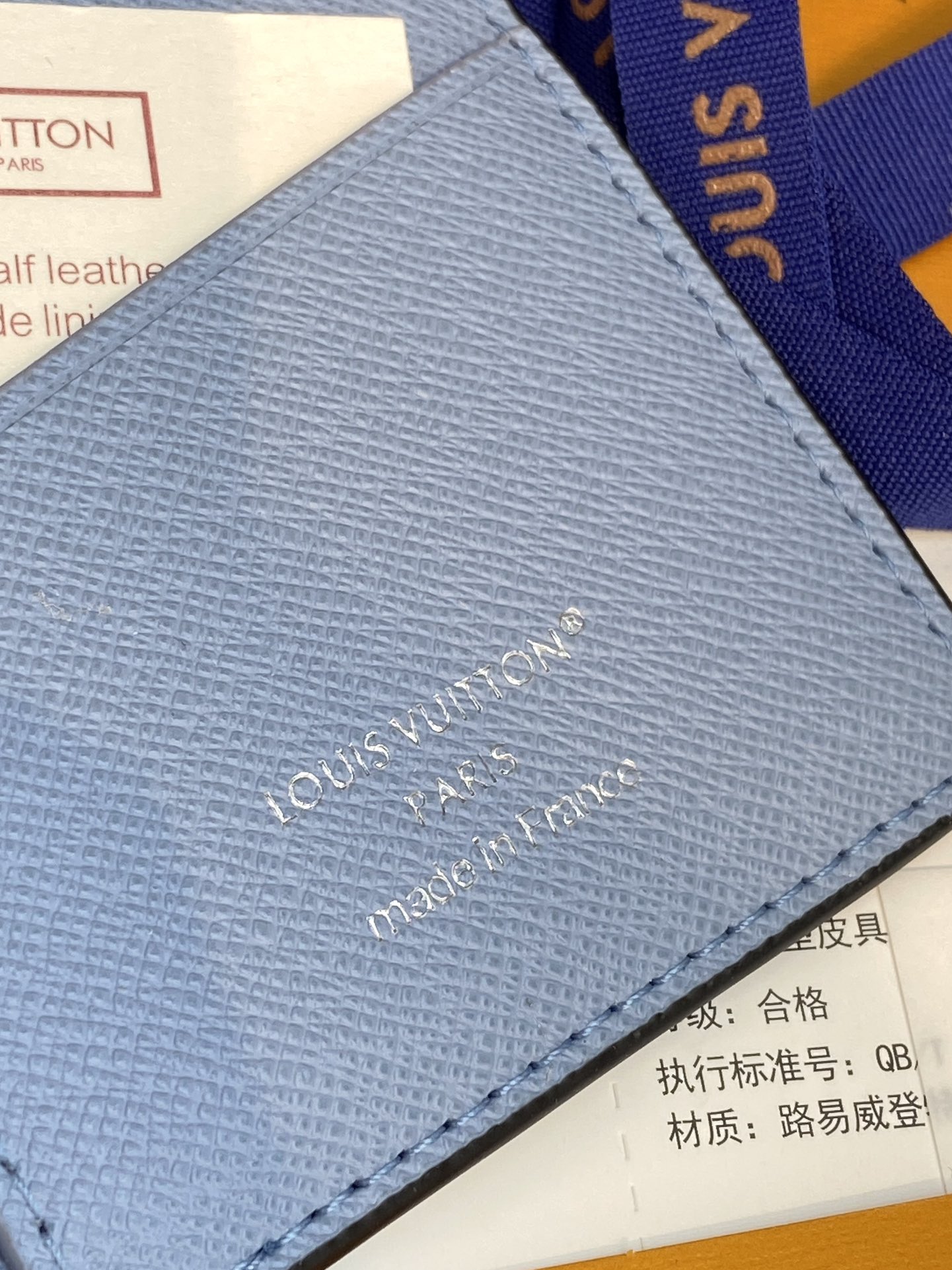  M14110 天空蓝！Brazza長型錢包以色彩絢麗的Monogram塗層帆布搭配色調相襯的Taïga