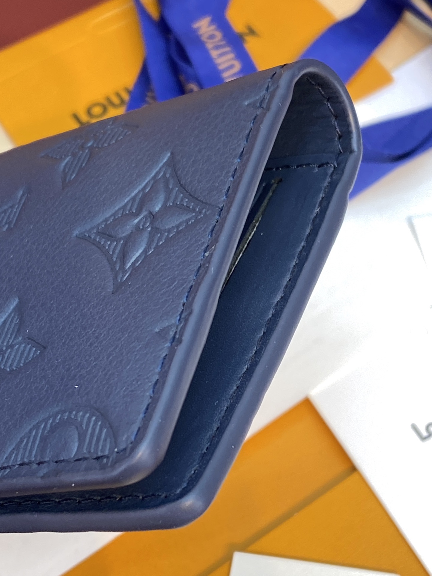  M17915 新压花深蓝！ 口袋钱Monogram Shadow小牛皮裁制而成的路易威登口袋钱夹，携带