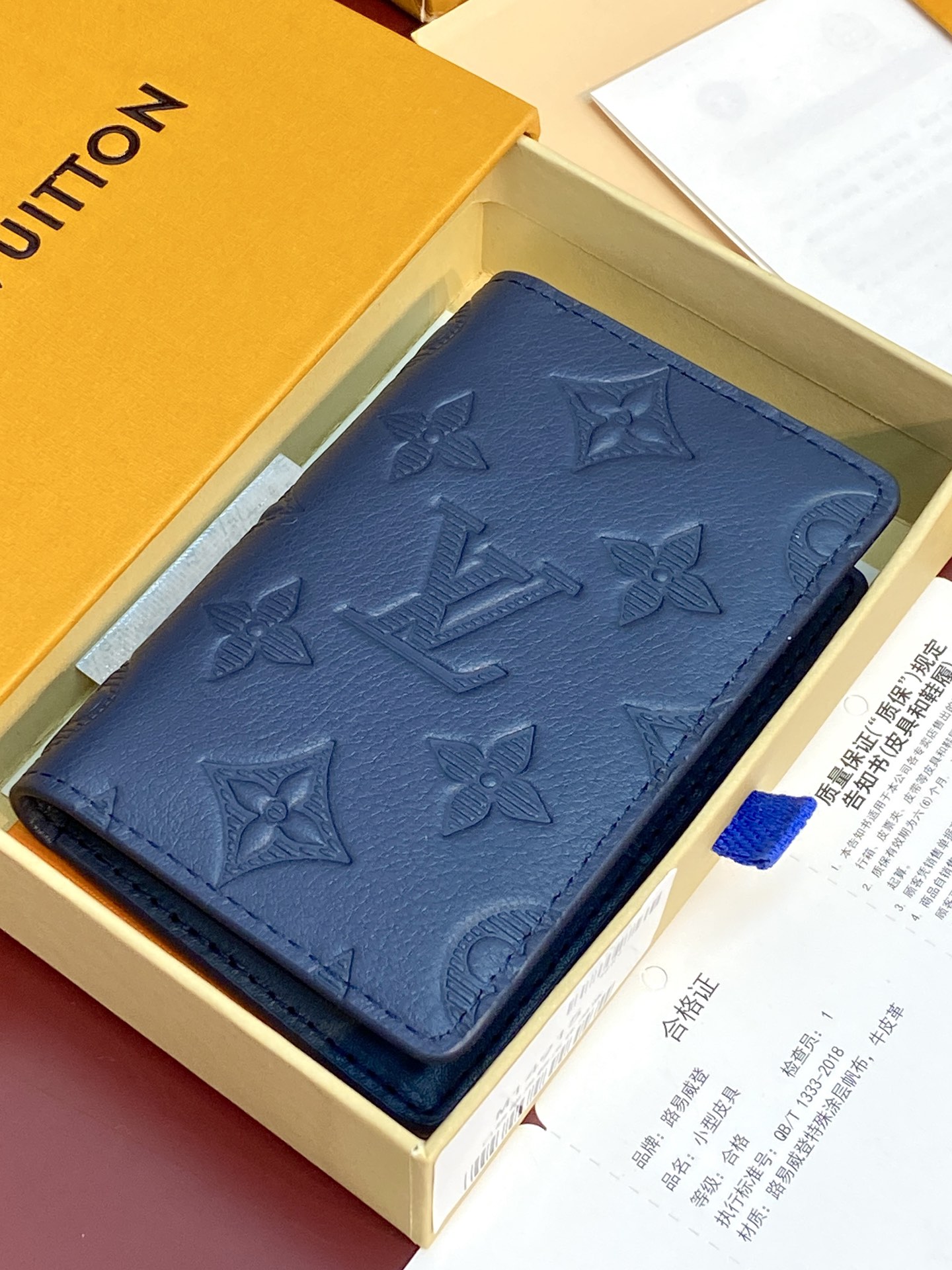  M17915 新压花深蓝！ 口袋钱Monogram Shadow小牛皮裁制而成的路易威登口袋钱夹，携带