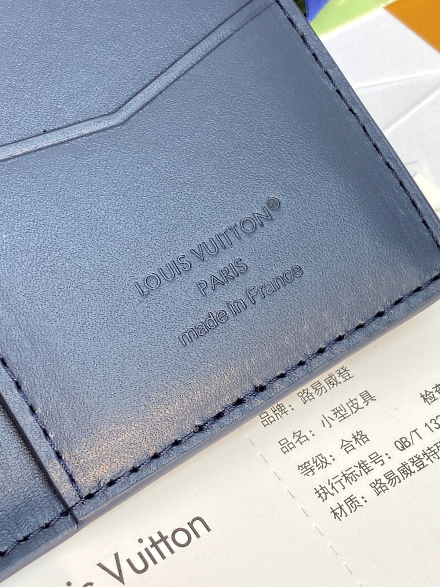  M17915 新压花深蓝！ 口袋钱Monogram Shadow小牛皮裁制而成的路易威登口袋钱夹，携带