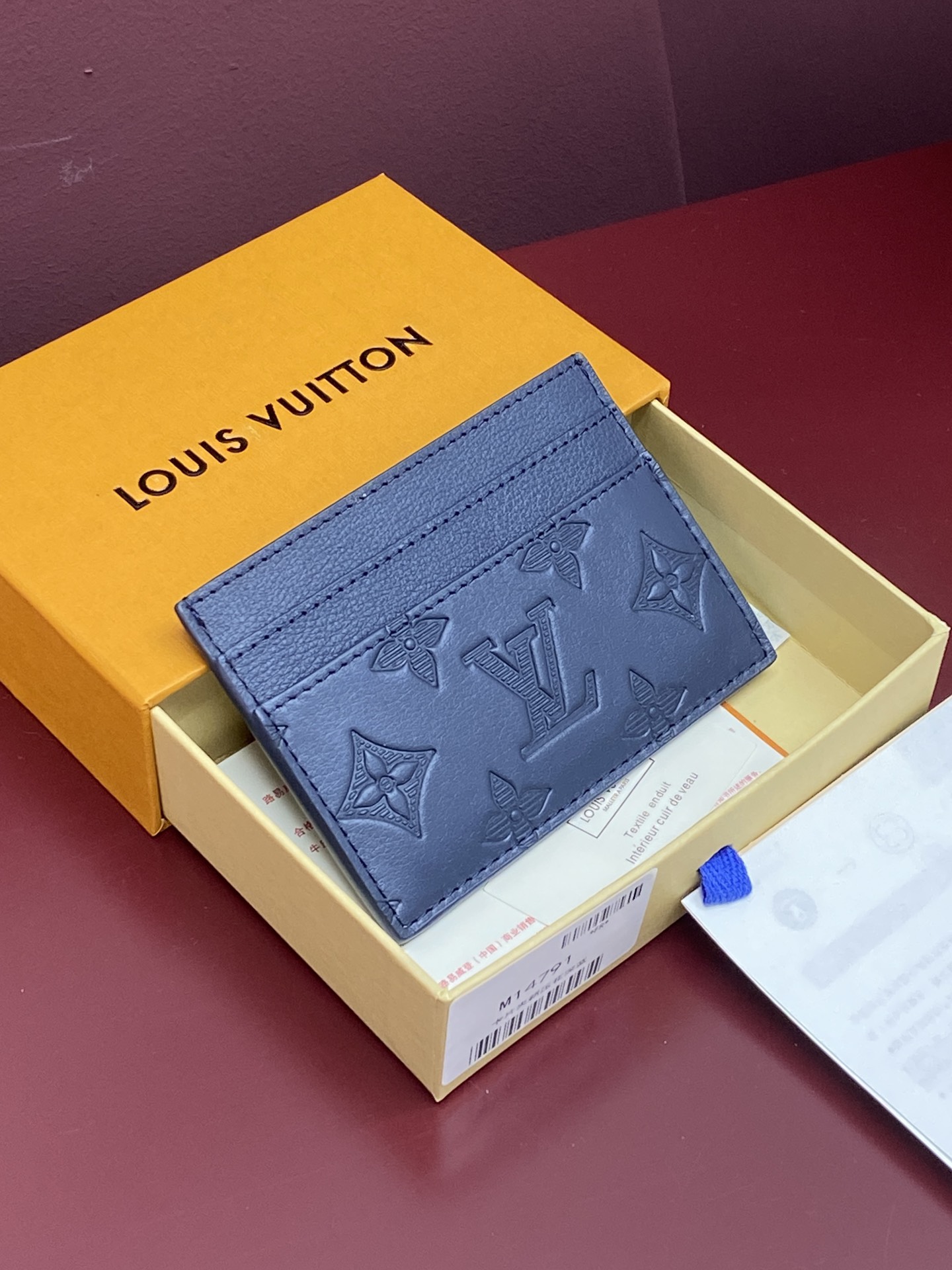 NO:672306,M14791 New embossed dark blue!  This card holder made of new Monogram Eclipse coated canvas material has a beautiful and fashionable style. It is compact and can be easily put into a pocket. It is equipped with a central pocket and four slots, which can store credit cards, plane and bus tickets, and business cards. Dimensions: 11.0 x 7.0 x 1.5 cm (length x height x width), LV wallet, louis vuitton, wallets19860909M14791 新压花深蓝！ 此款采用全新Monogram Eclipse涂层帆布材质的卡片夹风格靓丽而时髦,体积小巧,可轻松收入口袋中.配有中央口袋与四个插槽,可存放信用卡、飞机与车船票以及名片.尺寸11.0 x 7.0 x 1.5 厘米 (长 x 高 x 宽),LV钱包,louis vuitton,wallets,欧美剧