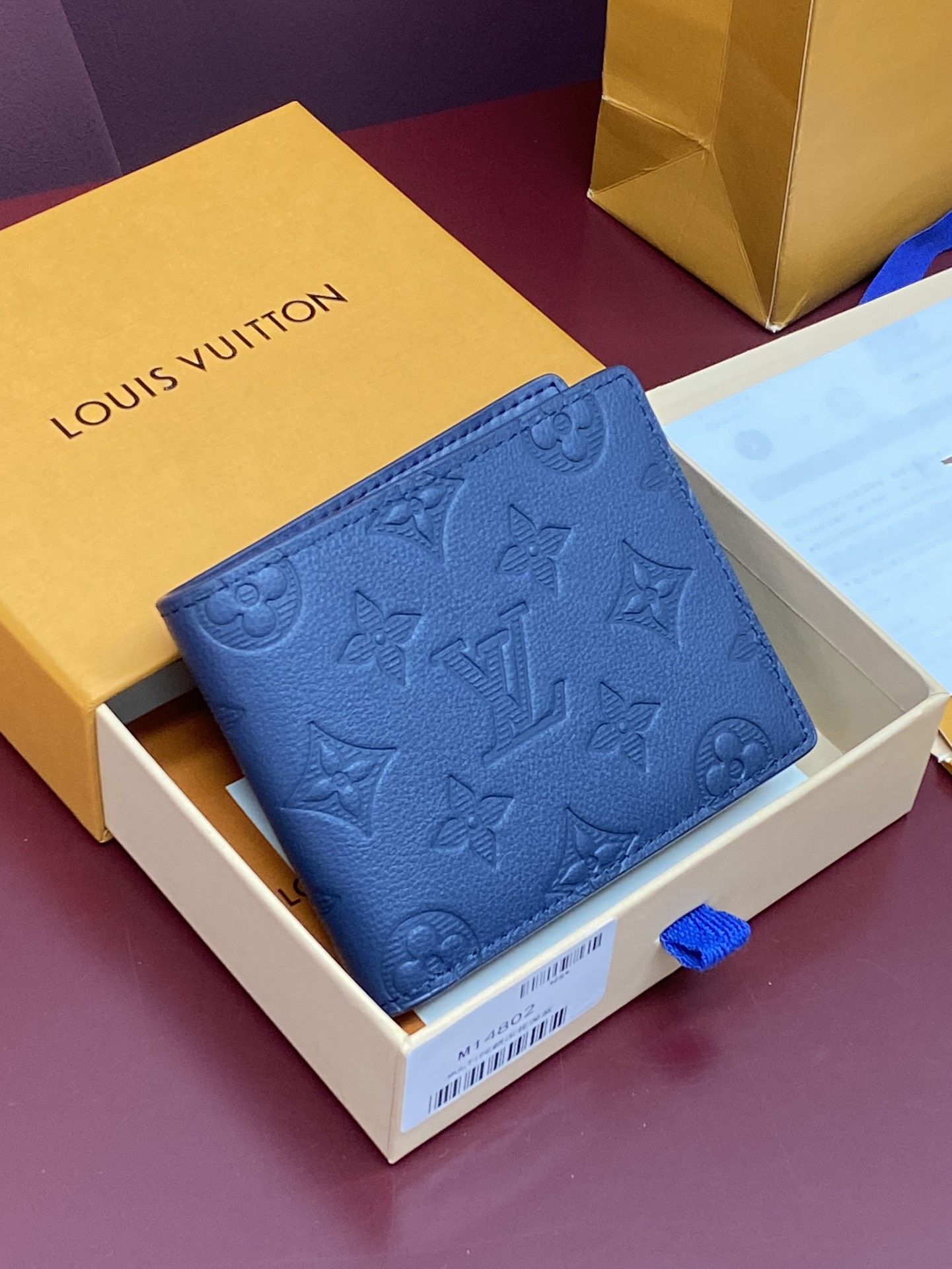 NO:672310,M14802 New embossed dark blue!  Short Clip MULTIPLE Wallet This Louis Vuitton Multiple Wallet has a refreshing and simple design. The black Monogram Shadow calfskin fabric is very soft and decorated with the iconic Monogram embossing. It is small in size and extremely portable. It is equipped with multiple credit card slots and compartments for bills and banknotes, and has outstanding practicality. 11.5 x 9.0 x 1.5 cm (length x height x width)., LV wallet, louis vuitton, louis  vuitton,wallets,cowhide19860909M14802 新压花深蓝！短夹 MULTIPLE 钱夹此款路易威登Multiple钱夹设计清爽简洁,黑色Monogram Shadow小牛皮面料质地十分柔软,饰有标志性Monogram压纹.尺寸小巧,极为便携,内配多个信用卡插槽与票据和纸钞隔层,实用性出众.11.5 x 9.0 x 1.5 cm (长 x 高 x 宽) .,LV钱包,louis vuitton,louis vuitton,wallets,cowhide,欧美剧