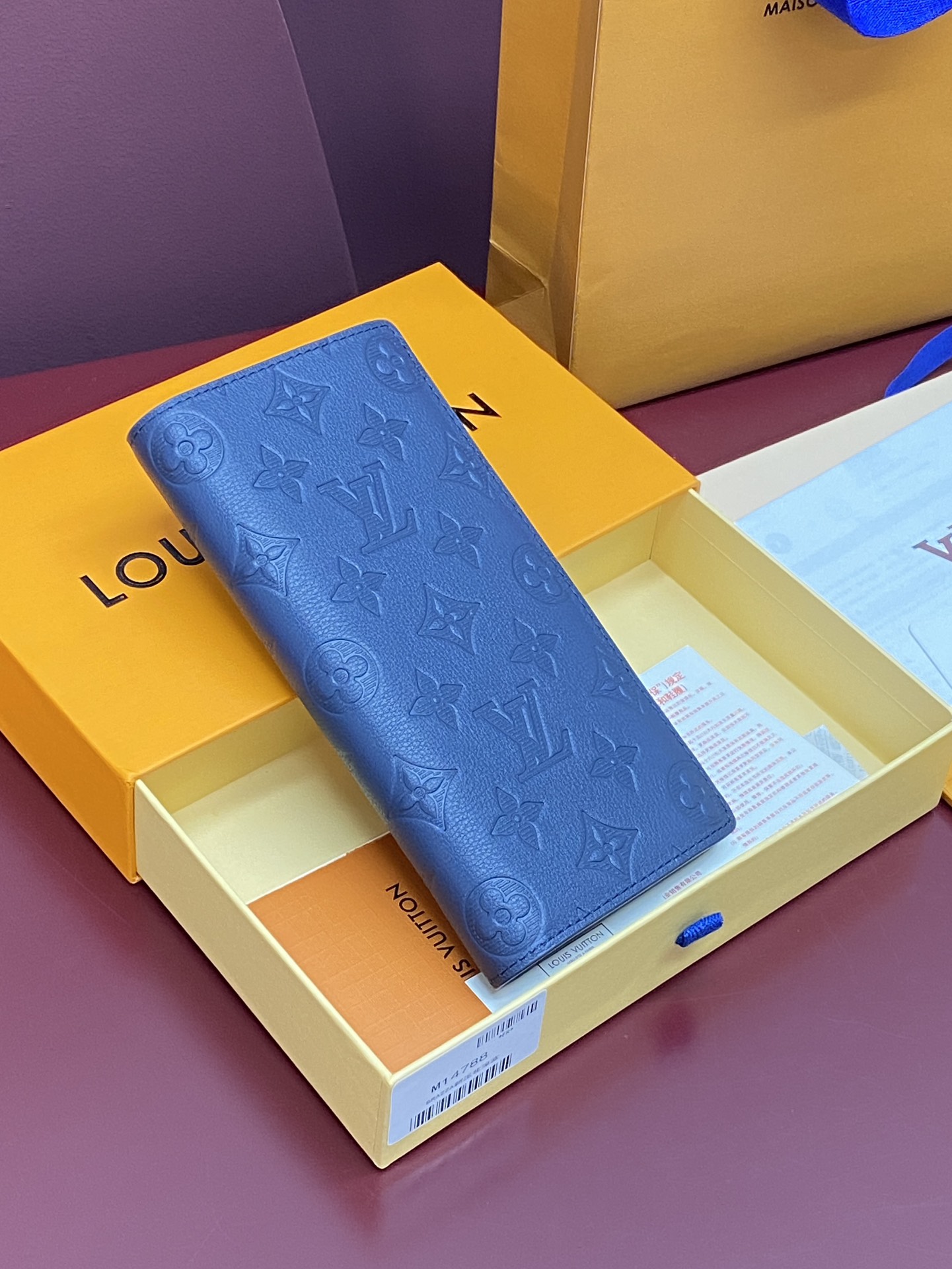 NO:672313,M14788 New embossed dark blue!  BRAZZA Wallet Elegant appearance design with black Monogram Shadow calfskin, this very soft Brazza wallet is decorated with a light signature Monogram embossing. It has multiple card slots and compartments, including a zippered coin compartment. 10.0 x 19.0 x 2.0 cm (length x height x width)., LV wallet, louis vuitton, wallets, cowhide19860909M14788 新压花深蓝！ BRAZZA 钱夹 优雅的外观设计搭配黑色Monogram Shadow小牛皮,此款十分柔软的Brazza钱夹饰有浅浅的标志性Monogram压纹.内配多个卡槽与隔层,包括一个拉链硬币隔层.10.0 x 19.0 x 2.0 cm (长 x 高 x 宽).,LV钱包,louis vuitton,wallets,cowhide,欧美剧