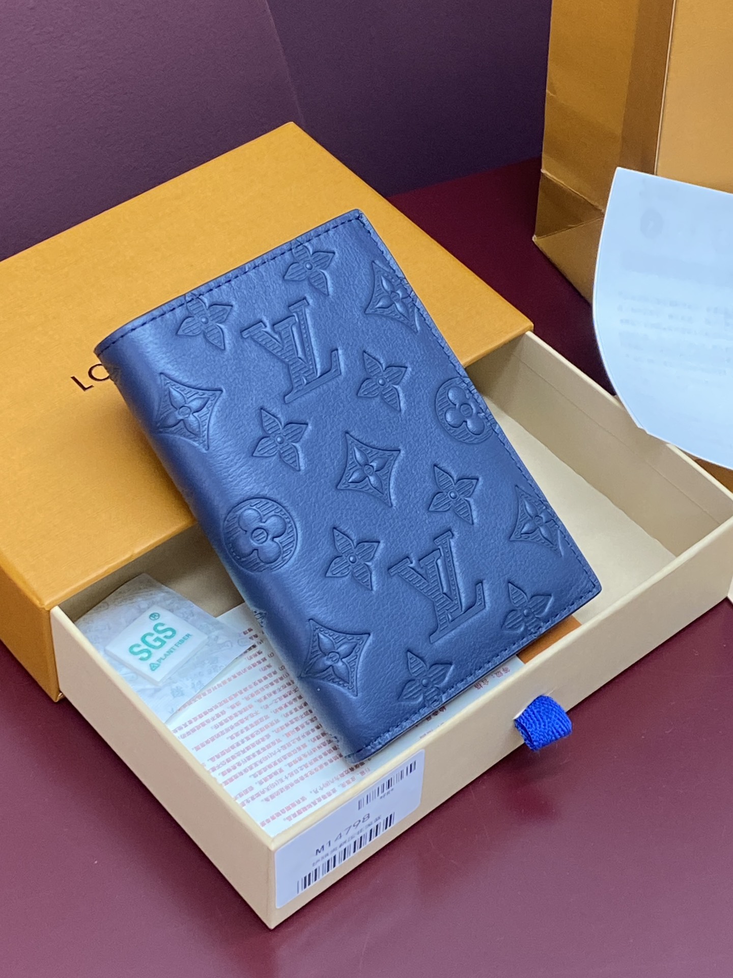 NO:672315,M14798 New embossed dark blue!  Passport case, this passport case has the gorgeous texture of Monogram Shadow embossed leather, with open pockets, card compartments and internal patch pockets for secure protection. 14 x 2.5 x 10 cm (height x width x length) Monogram Shadow embossed cow leather, LV wallet, louis vuitton, wallets, cowhide19860909M14798 新压花深蓝！护照套、本款护照套拥有 Monogram Shadow 压纹皮革的华美质感,以开放式口袋、卡片夹层和内贴袋实现稳妥保护. 14 x 2.5 x 10 厘米 (高 x 宽 x 长度) Monogram Shadow 压纹牛皮革,LV钱包,louis vuitton,wallets,cowhide,欧美剧