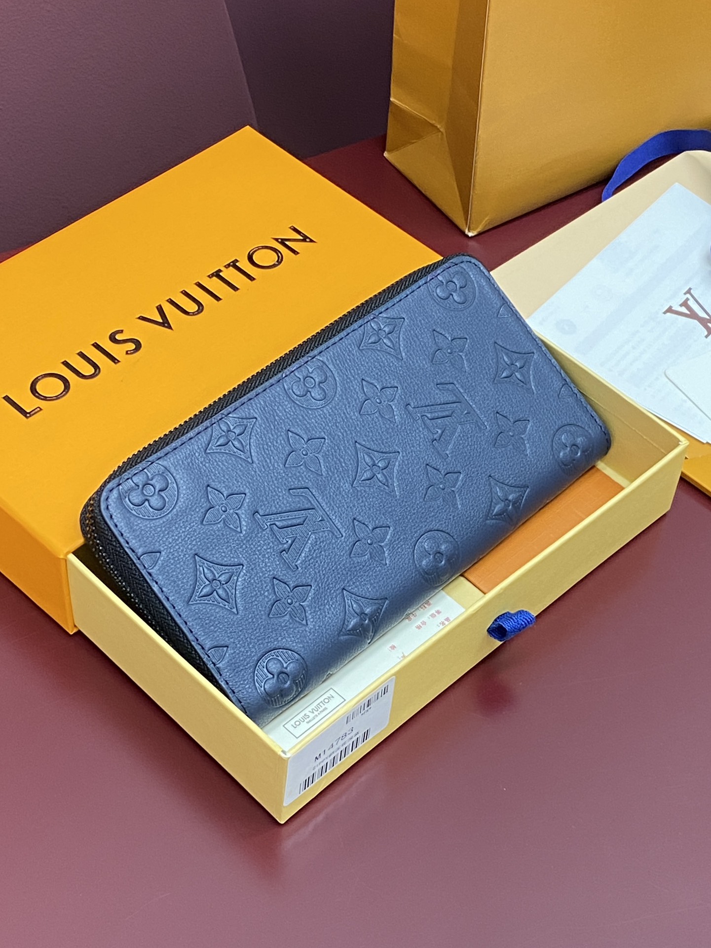 NO:672317,M14783 New embossed dark blue!  ZIPPY Zipper Vertical Wallet Paying attention to elegance and security, the Zippy Zipper Vertical Wallet is made of soft Monogram Shadow calfskin and decorated with the iconic Louis Vuitton Monogram embossing. The highly textured pure black color complements the simple shape, and the wrap-around zipper design brings together many practical elements. 10.0 x 20.0 x 2.0 cm (length x height x width)., LV wallet, Louis  vuitton,louis vuitton,wallets,cowhide19860909M14783 新压花深蓝！ZIPPY 拉链竖款钱夹 注重优雅感与安全性的Zippy拉链竖款钱夹,由柔软的Monogram Shadow小牛皮裁制而成,饰有标志性路易威登Monogram压纹.极富质感的纯黑配色与简约造型相得益彰,环绕式拉链设计,汇集众多实用元素.10.0 x 20.0 x 2.0 cm (长 x 高 x 宽).,LV钱包,louis vuitton,louis vuitton,wallets,cowhide,欧美剧