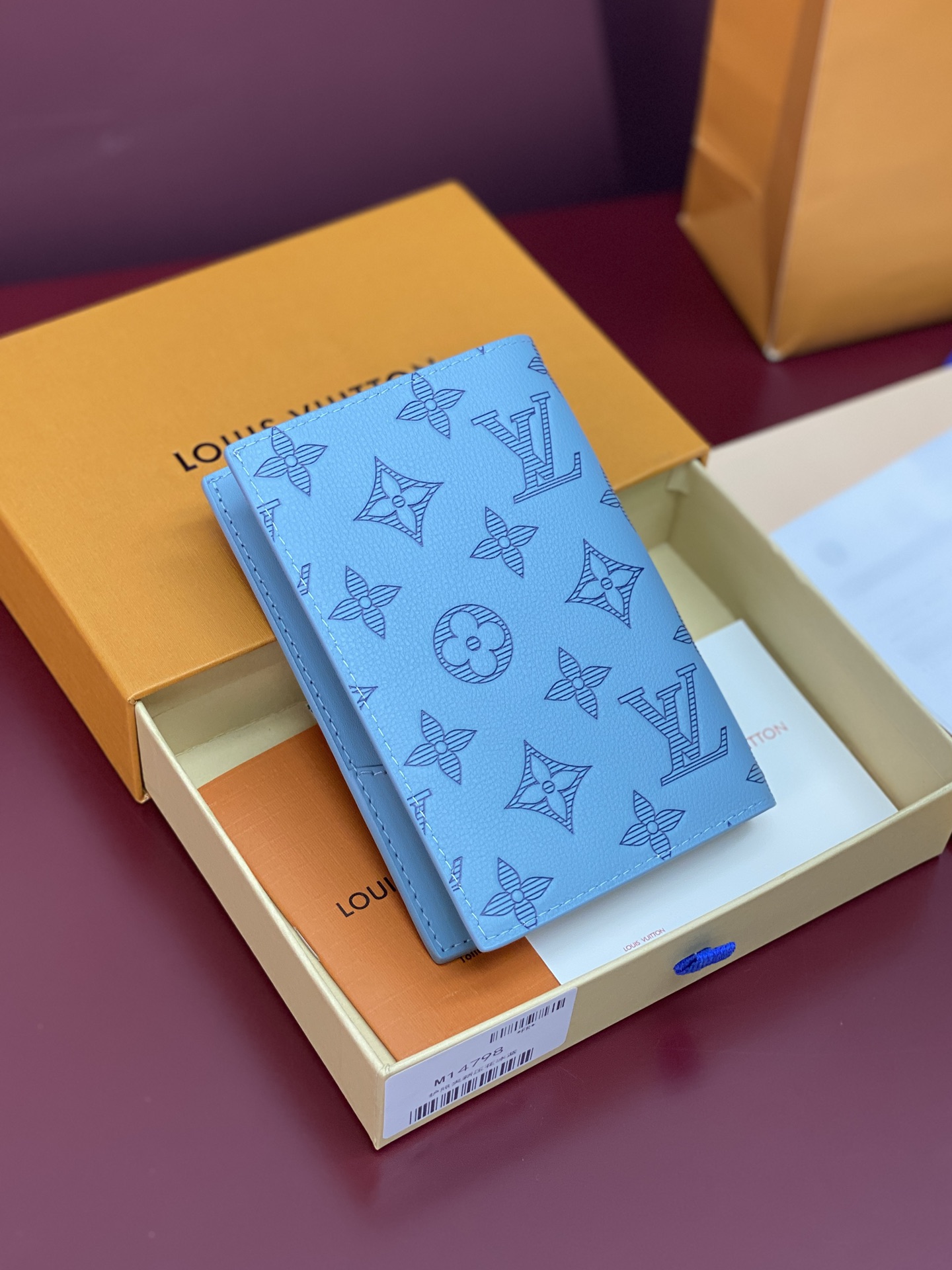  M14798 新压花冰蓝！护照套、本款护照套拥有 Monogram Shadow 压纹皮革的华美质感，