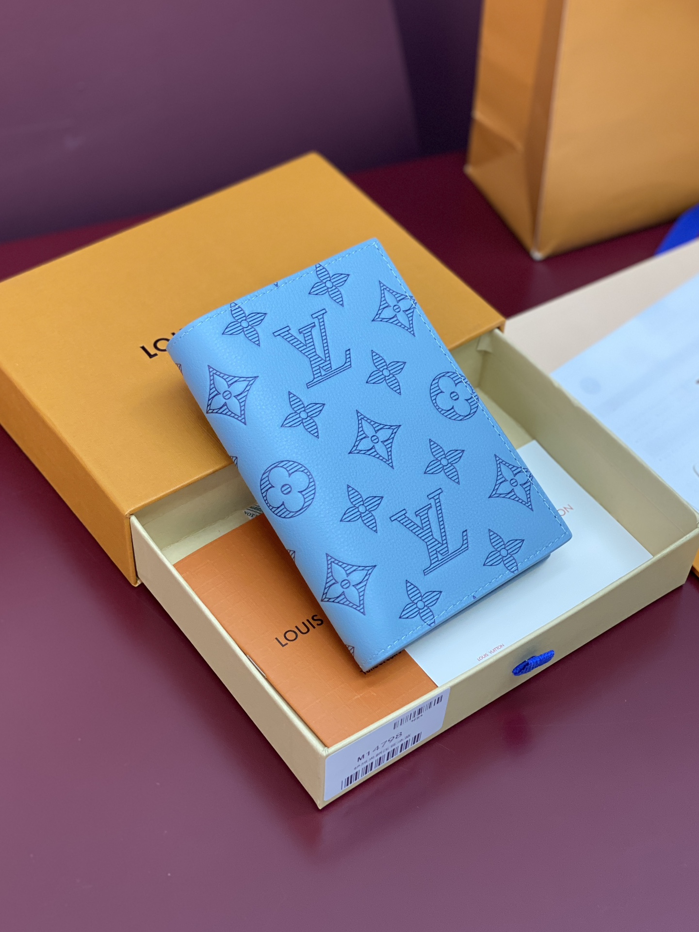  M14798 新压花冰蓝！护照套、本款护照套拥有 Monogram Shadow 压纹皮革的华美质感，