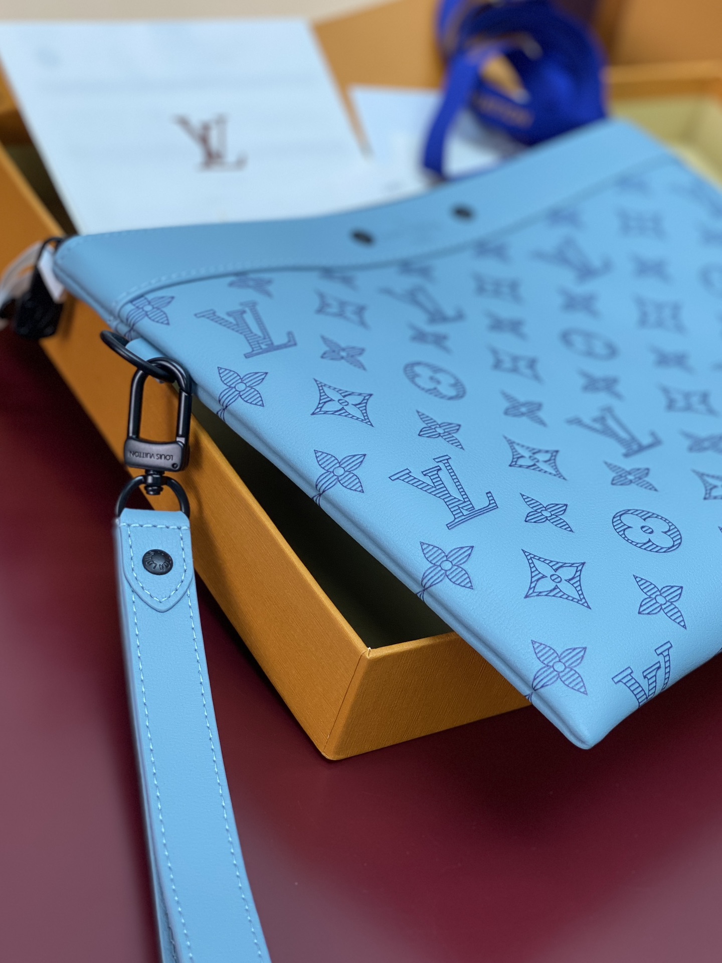  M14914 新压花冰蓝！（采用头层牛皮制作）当季新款POCHETTE TO-GO 手拿包！本款 Po