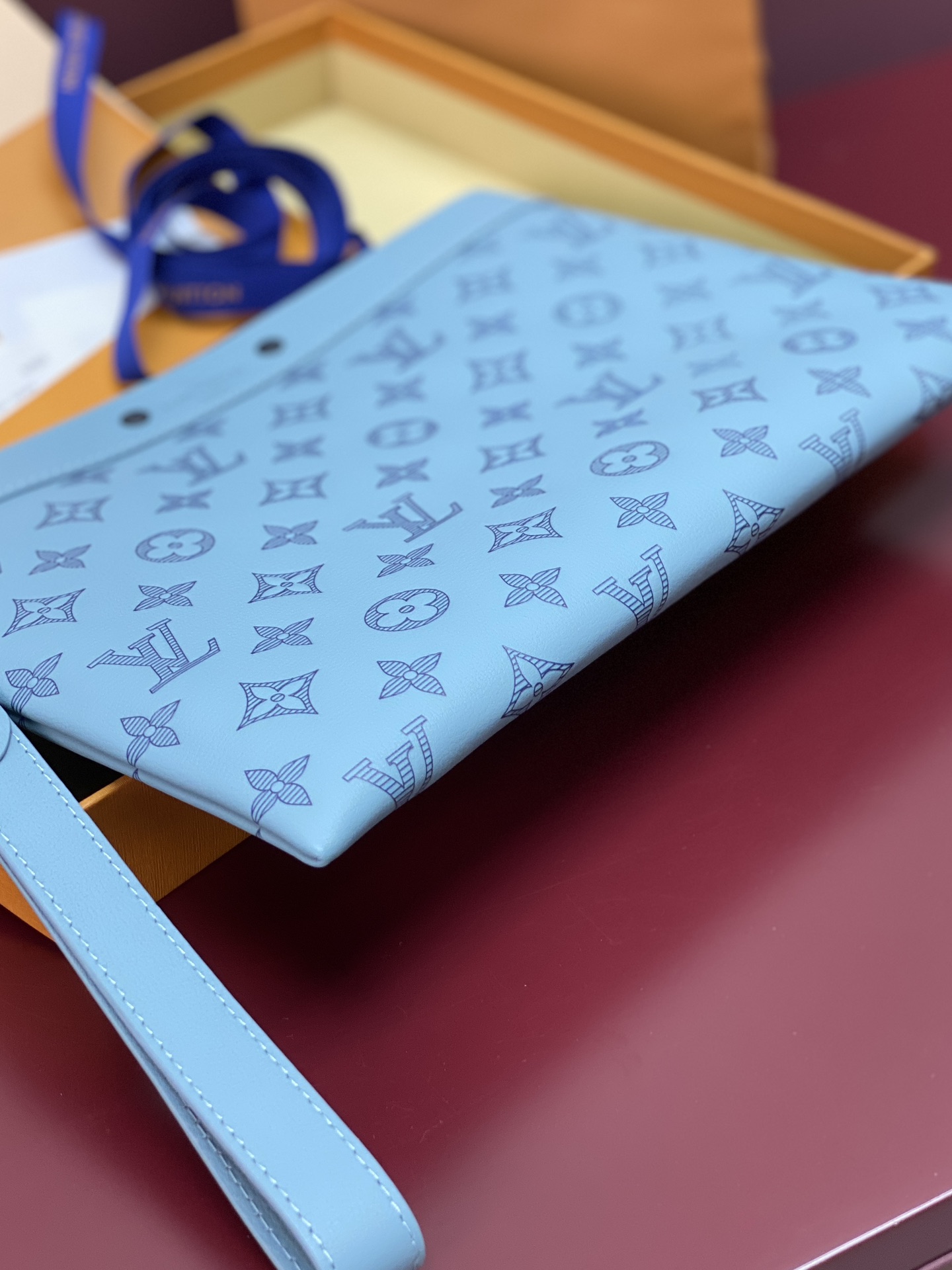  M14914 新压花冰蓝！（采用头层牛皮制作）当季新款POCHETTE TO-GO 手拿包！本款 Po