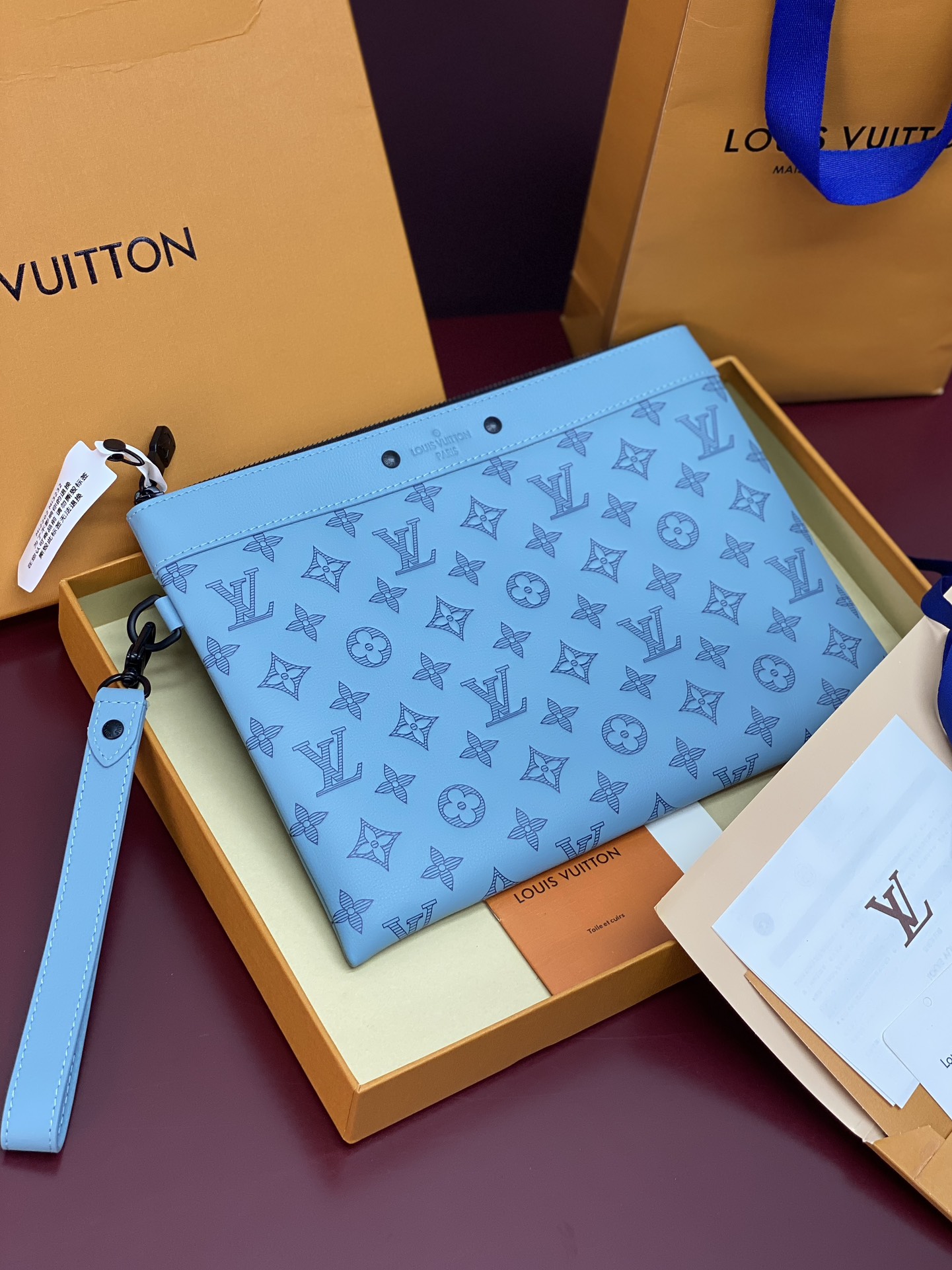  M14914 新压花冰蓝！（采用头层牛皮制作）当季新款POCHETTE TO-GO 手拿包！本款 Po