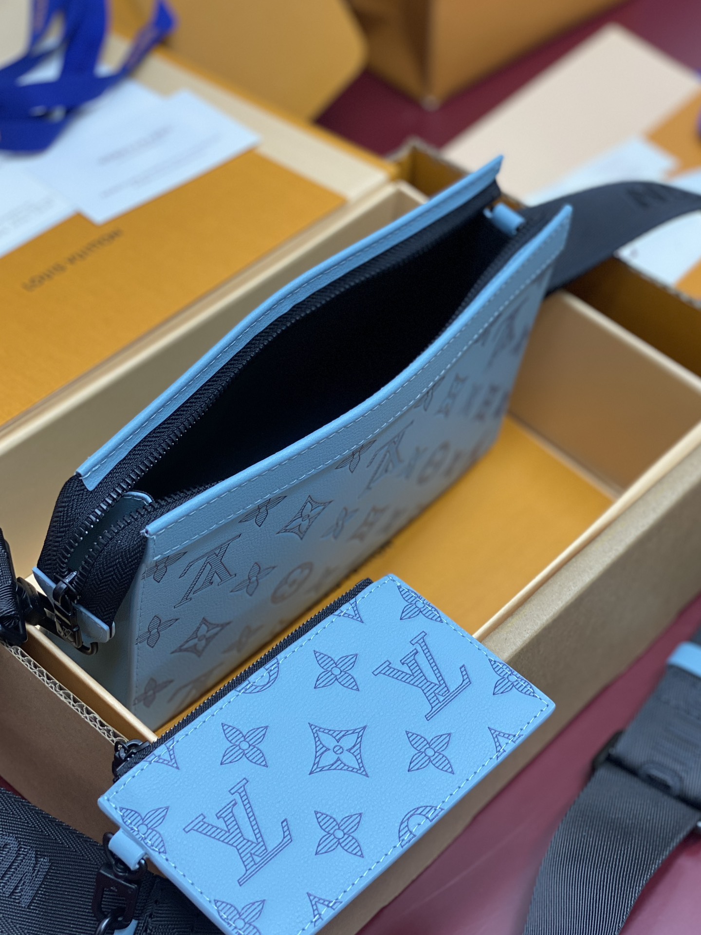  M81115 新压花冰蓝！(采取头层牛皮制作) 当季新款、GASTON 迷你手袋、本款 Gaston 