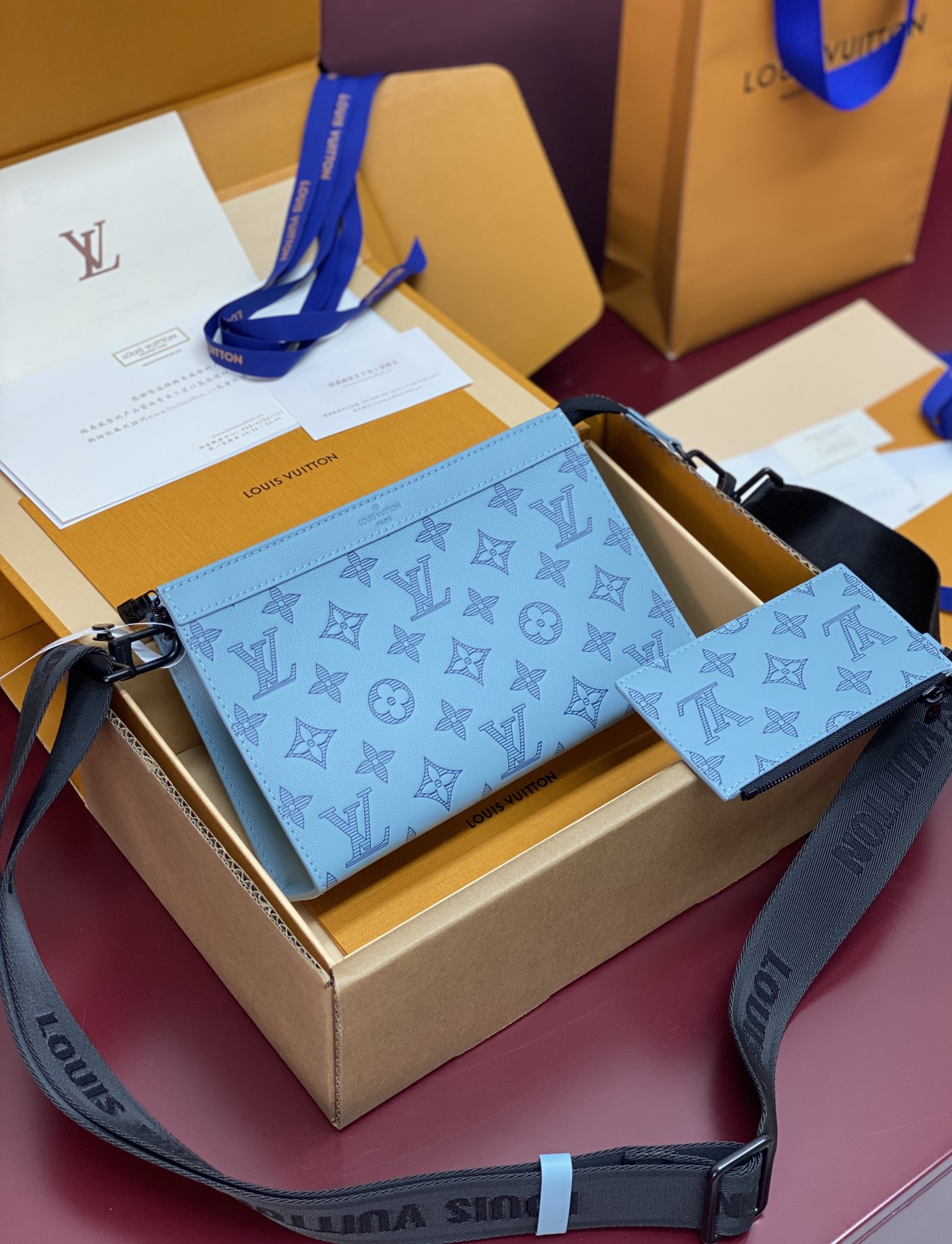  M81115 新压花冰蓝！(采取头层牛皮制作) 当季新款、GASTON 迷你手袋、本款 Gaston 