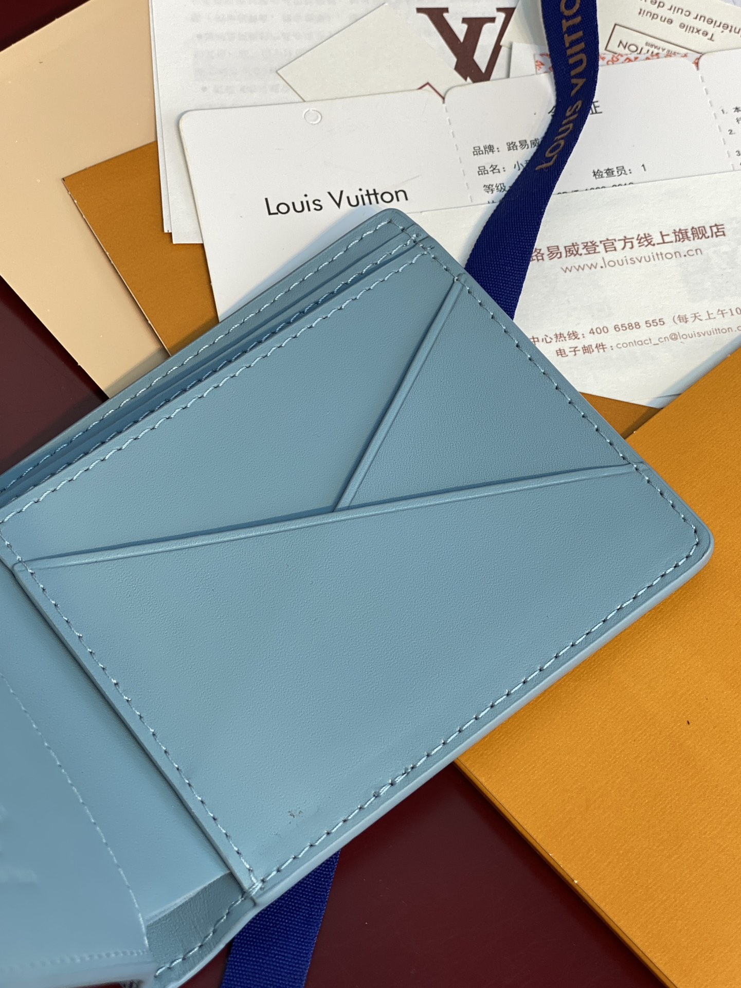  M14802新压花冰蓝！头层牛皮制作！本款 Multiple 钱夹选用柔滑牛皮革，以印花和压印工艺再现