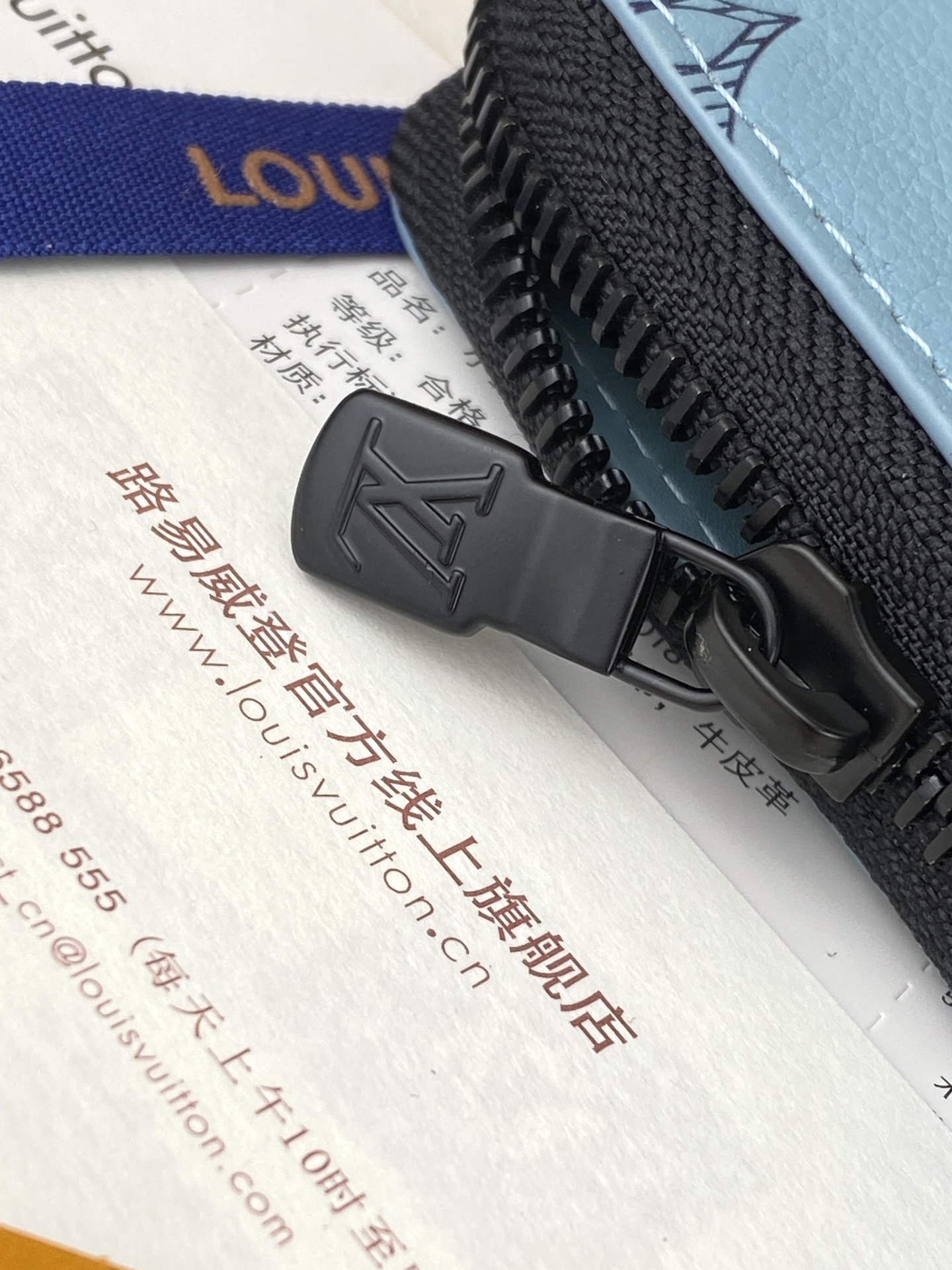  M14783新压花冰蓝！头层牛皮制作！本款 Zippy Vertical 钱夹先后采用印花和压印工艺，