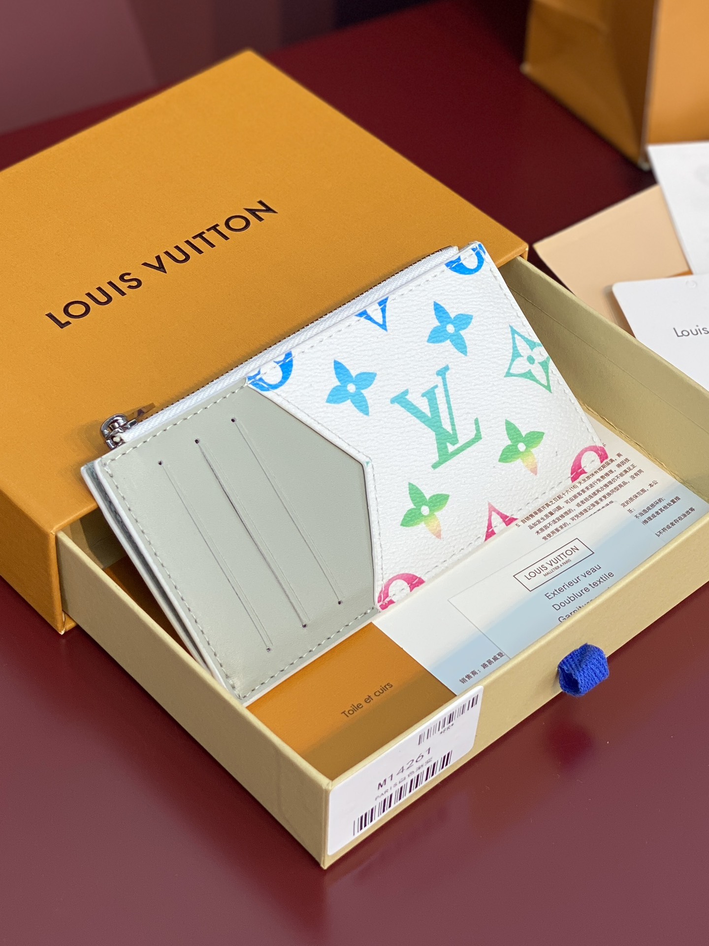 NO:672134,M14261 white gradient!  (COIN Card Holder) This COIN card holder is a combination of Taga leather and Monogram canvas painted in harmonious colors and outlining concise lines. The zipper hides the coin pocket underneath, and there are four card slots and a bill compartment. Size 14.5 x 1 x 8 cm, LV wallet, louis vuitton, wallets19860909M14261 白色渐变！（COIN 卡夹）此款 COIN 卡夹为 Taga 皮革和 Monogram 帆布的结合涂抹和谐色彩,勾勒简明线条.拉链将零钱袋隐藏其下,另有四个卡位和一个钞票隔层. 尺寸14.5 x 1 x 8 厘米,LV钱包,louis vuitton,wallets,欧美剧